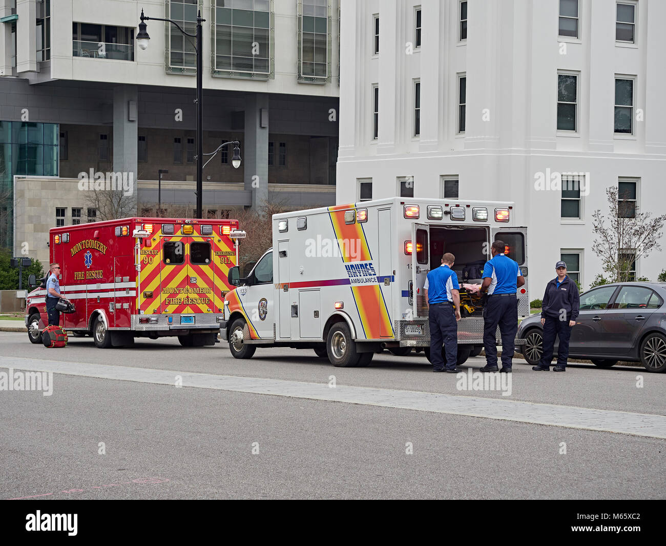 Haynes ambulanciers charger un patient en attente d'une ambulance pour le transport vers un hôpital local à Montgomery, en Alabama, USA. Banque D'Images