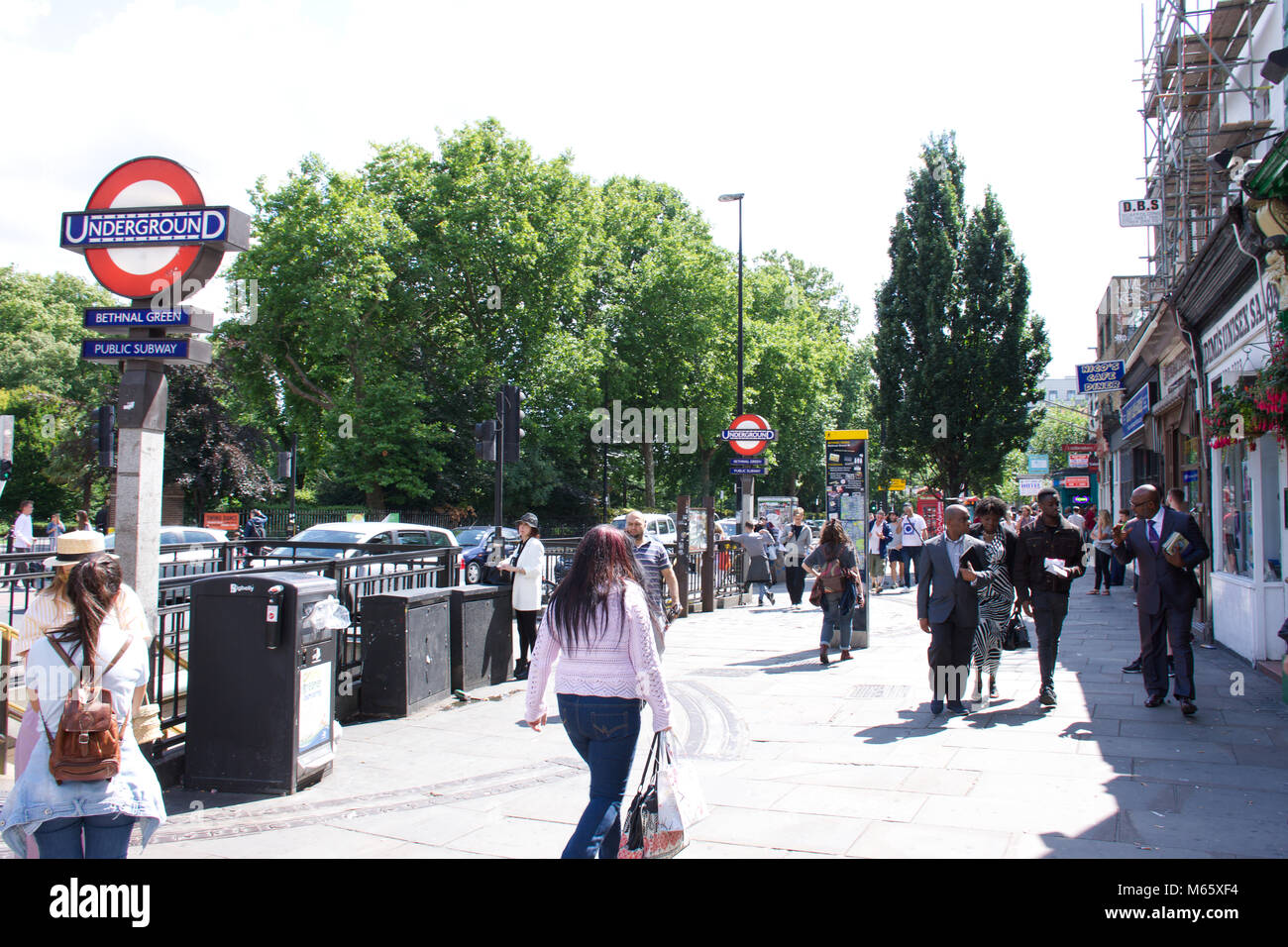 Les gens à l'extérieur de la station de métro Bethnal Green sur journée ensoleillée.London,UK.Street,urbain,du vrai,people,authentique editorial.London Life,Underground sign. Banque D'Images