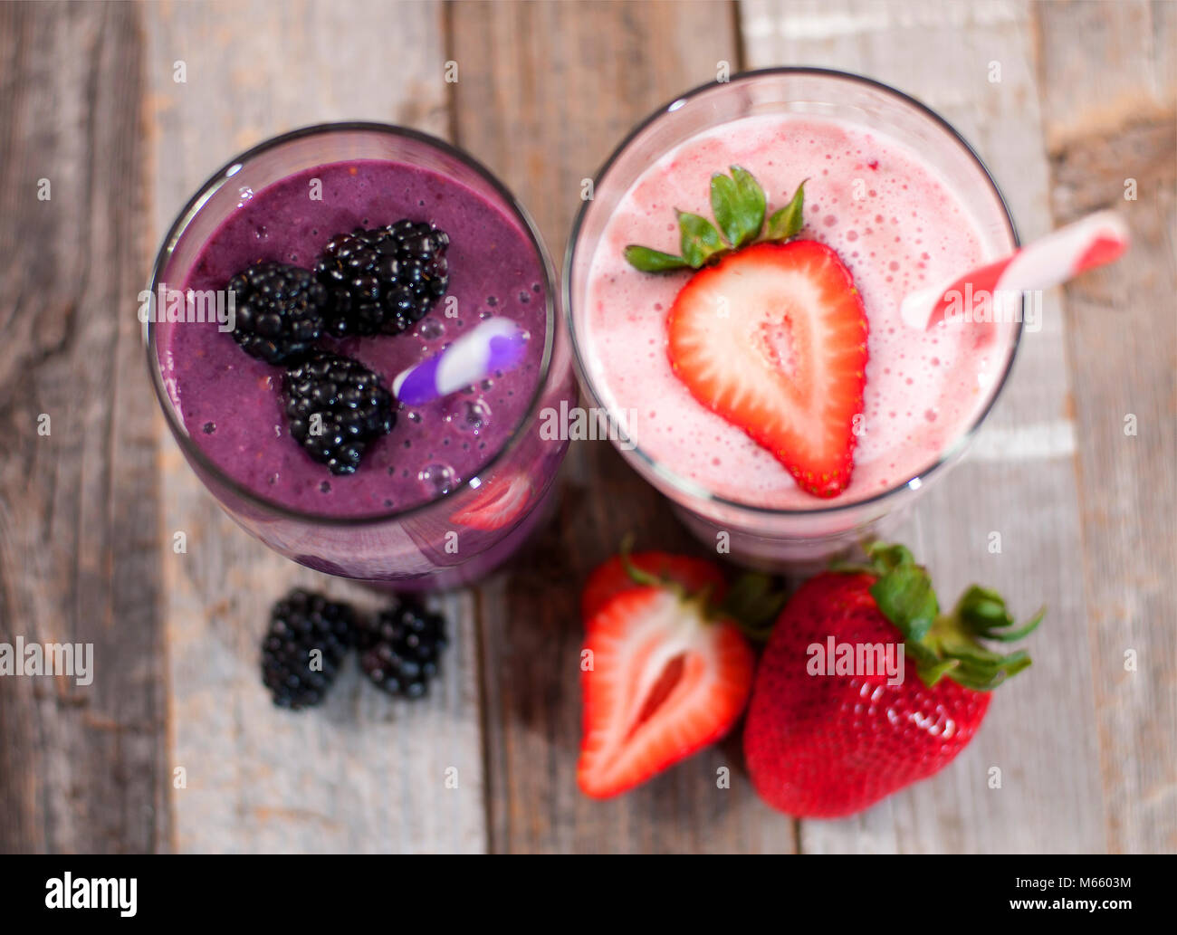 L'alimentation saine. Des smoothies de fruits, milkshakes faite avec des bleuets frais et des fraises dans un verre Banque D'Images