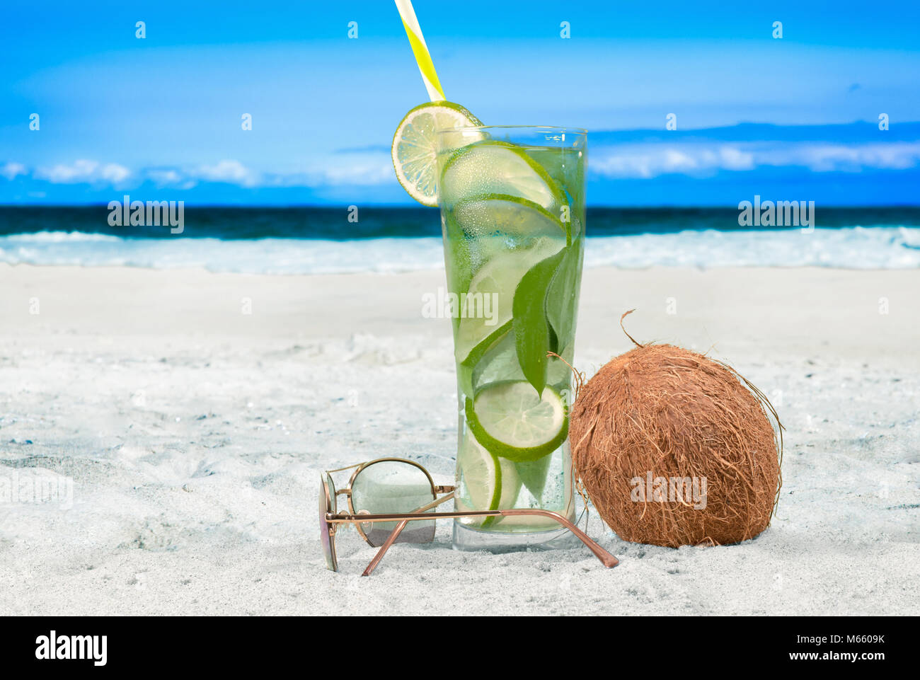 Verre De Mojito Et Noix De Coco Sur La Plage Vacances Dété