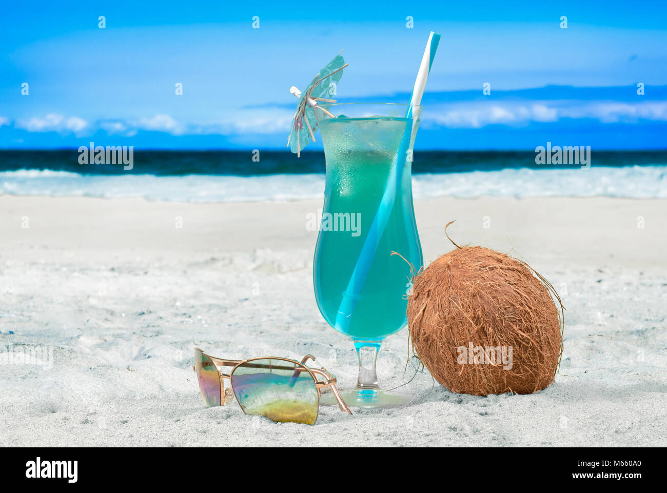 Verre de cocktail et noix de coco sur la plage. Les vacances d
