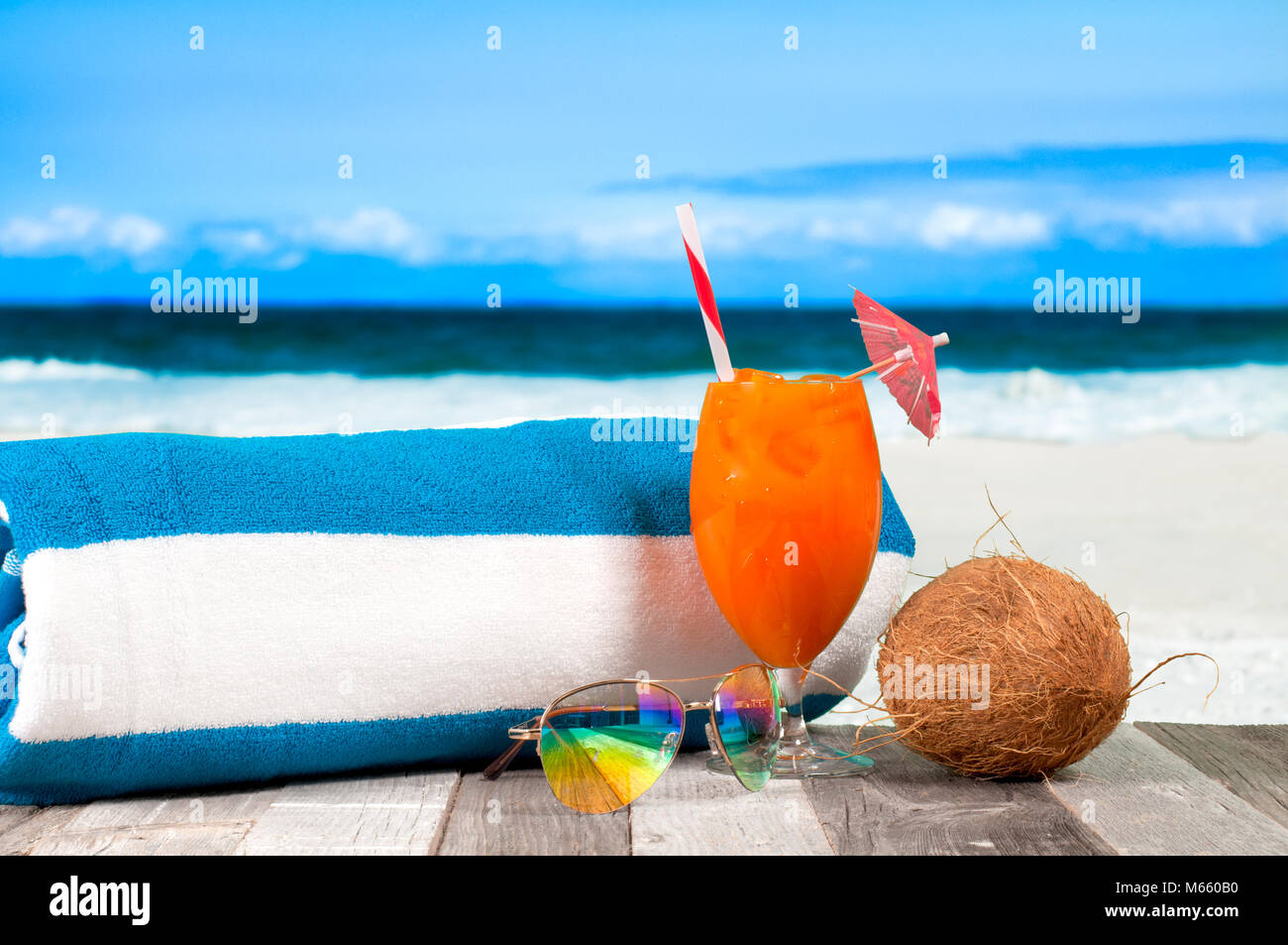 Vacances Dété Sur Le Bord De La Mer Verre De Cocktail Sur