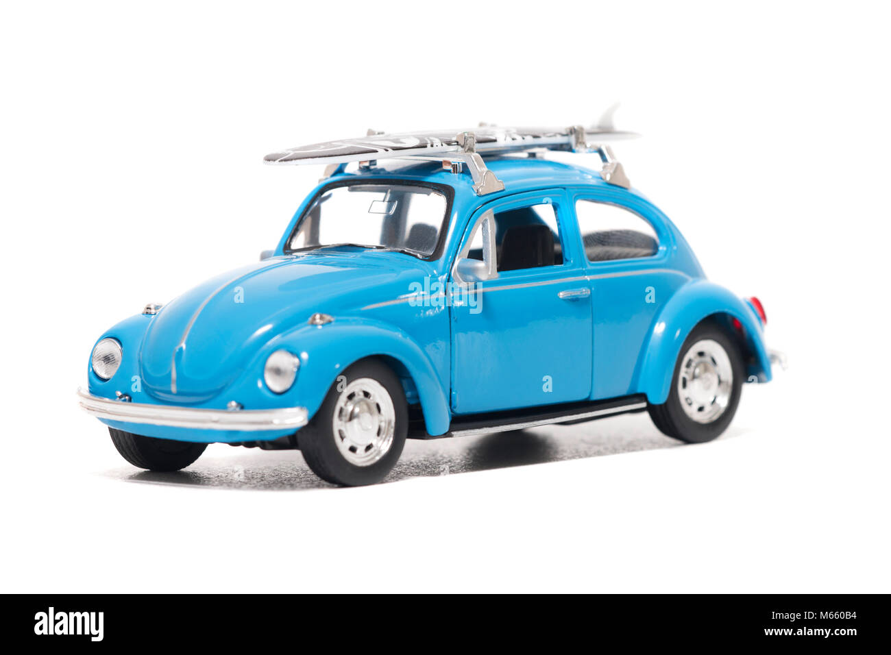 Vintage Blue beetle voiture modèle avec surf board isolé sur un fond blanc. Banque D'Images