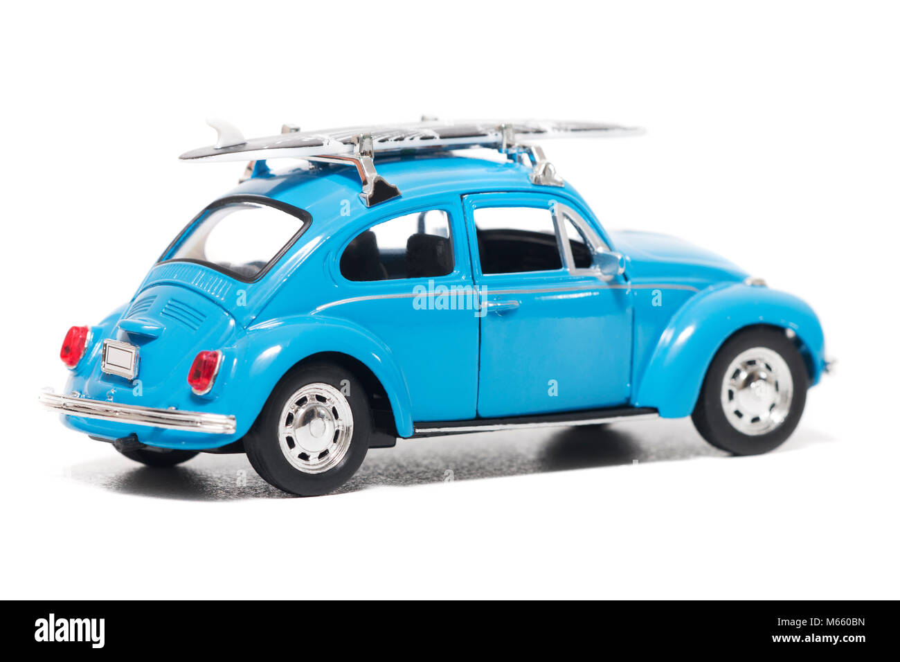 Vintage Blue beetle voiture modèle avec surf board isolé sur un fond blanc. Banque D'Images