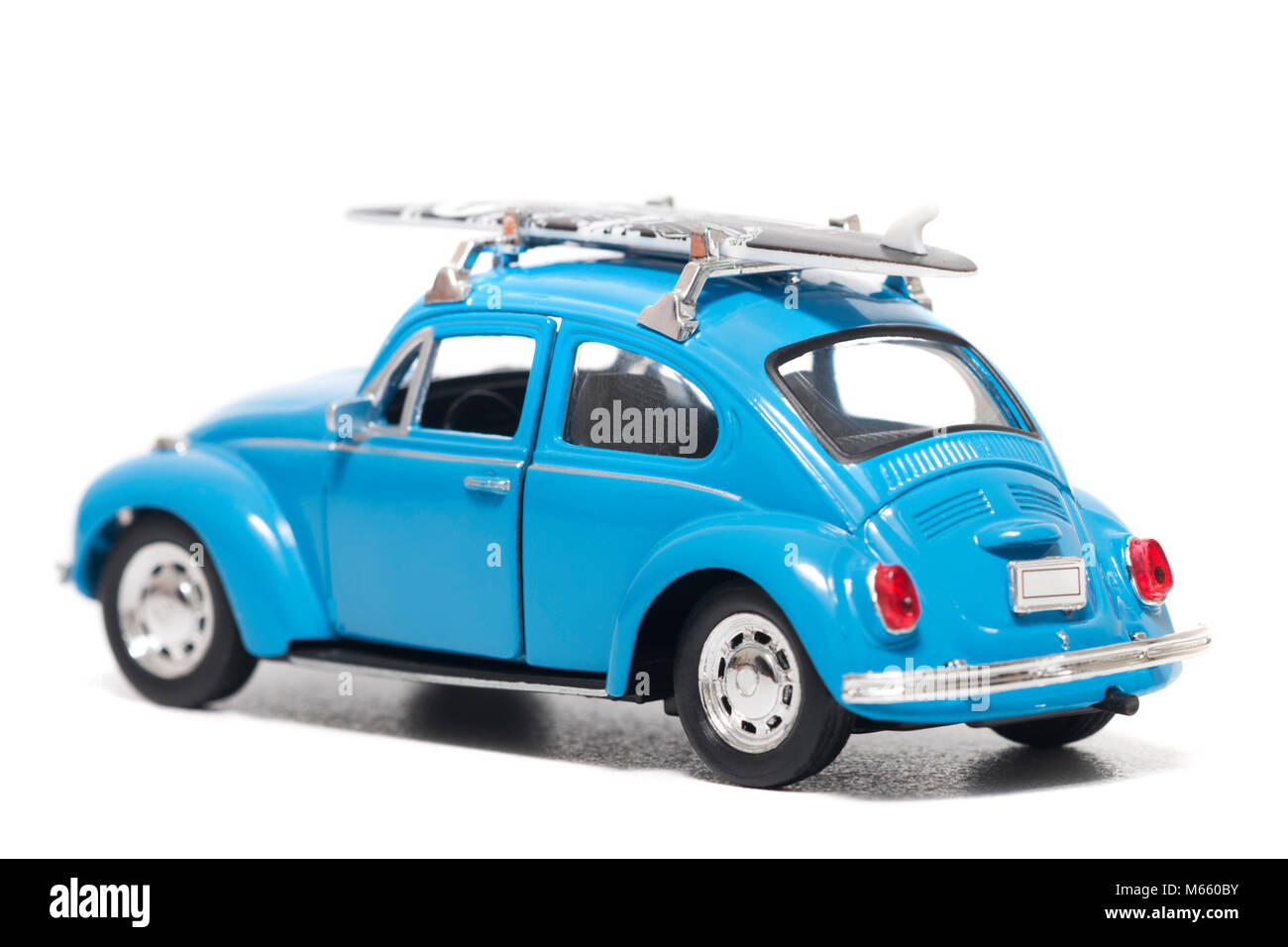 Vintage Blue beetle voiture modèle avec surf board isolé sur un fond blanc. Banque D'Images