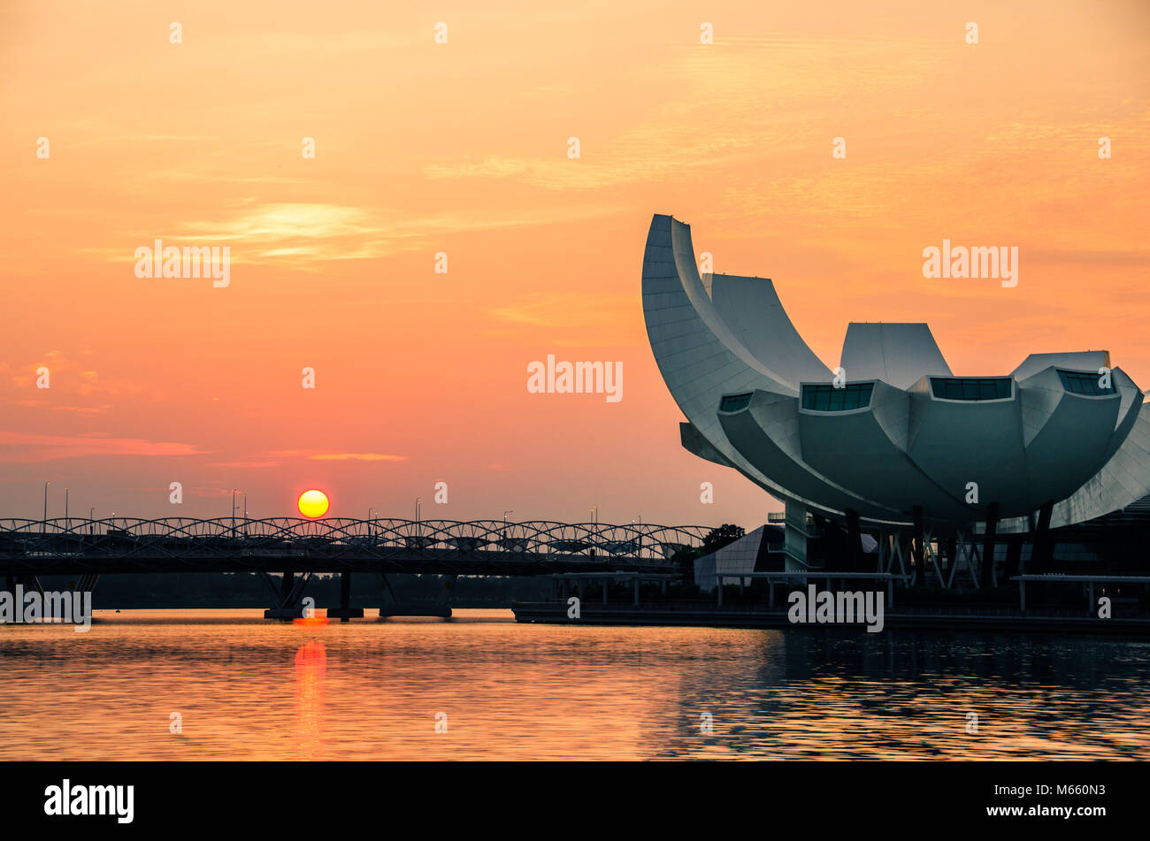 Beau lever de soleil avec Singapore Art Science Museum vu de Merlion Park. L'architecture est dit être une forme rappelant une fleur de lotus. Banque D'Images