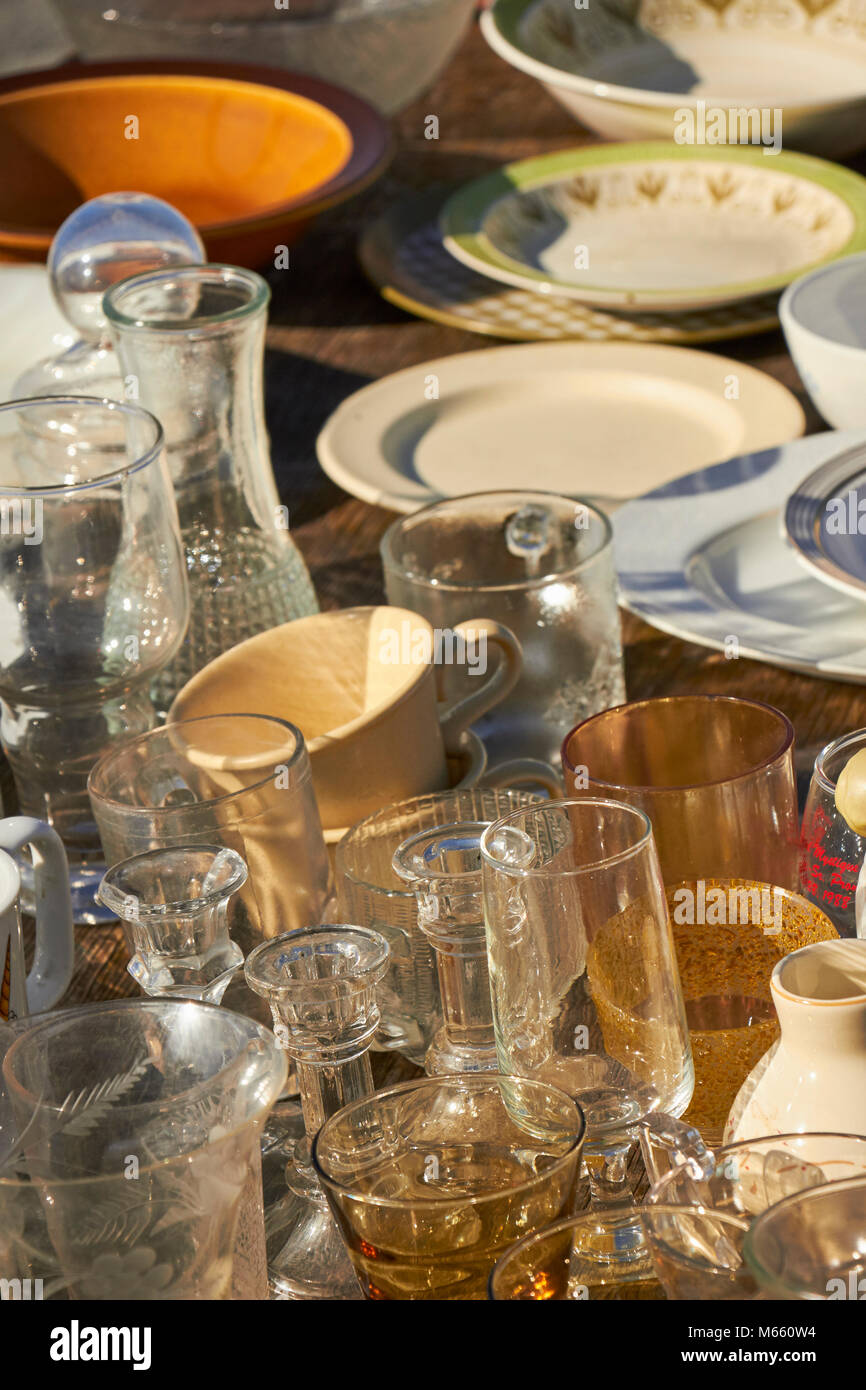Vaisselle et Verrerie en vente au marché de pays de racine dans le comté de Lancaster, Pennsylvanie, USA Banque D'Images