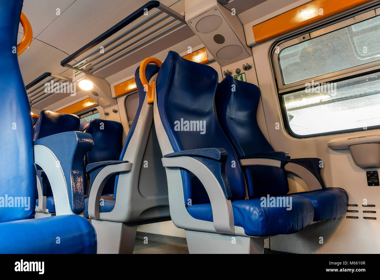 Des sièges vides à l'intérieur d'un wagon de train régional de passagers, Trenitalia entreprise transport. Pont supérieur. L'Italie, l'Europe. Banque D'Images