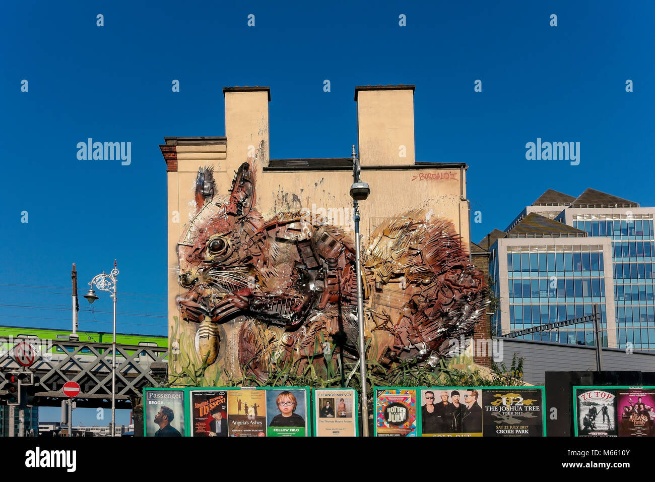 Travaux d'art sur l'atelier Gastro Pub façade. L'Écureuil roux, fabriqué à partir de déchets de la ville, par l'artiste Artur Bordalo. Dublin, République d'Irlande Banque D'Images