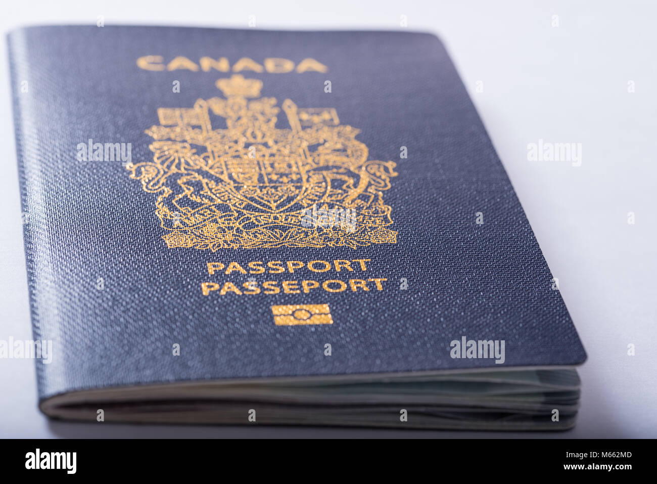 Vue rapprochée d'un passeport canadien sur fond blanc Banque D'Images