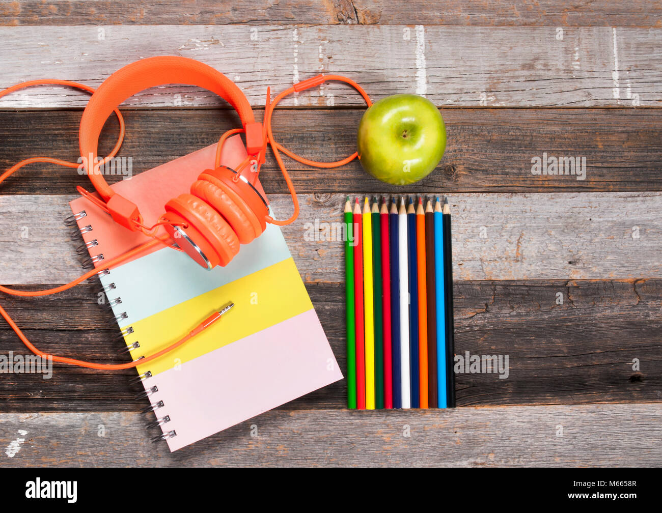 Les fournitures scolaires sur fond de bois. Retour à l'école Banque D'Images