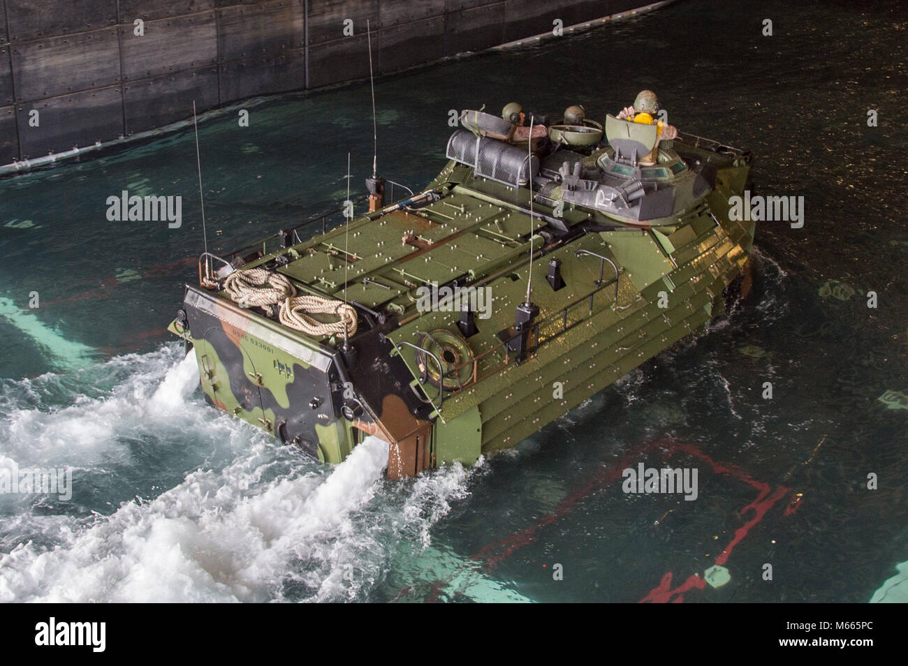 180227-N-DC385-130 GOLFE DE THAÏLANDE (fév. 27, 2018) Un véhicule d'assaut amphibie (AAV), affecté à la 3e bataillon amphibie assaut, 3d Marine Division (MARDIV), entre le pont du coffre du navire d'assaut amphibie USS Bonhomme Richard (DG 6). Bonhomme Richard fonctionne dans la région indo-pacifique dans le cadre d'une patrouille régulière et offre une capacité d'intervention rapide en cas de catastrophe naturelle ou d'urgence régionaux. (U.S. Photo par marine Spécialiste de la communication de masse Cosmo 3e classe Walrath/libérés) Banque D'Images