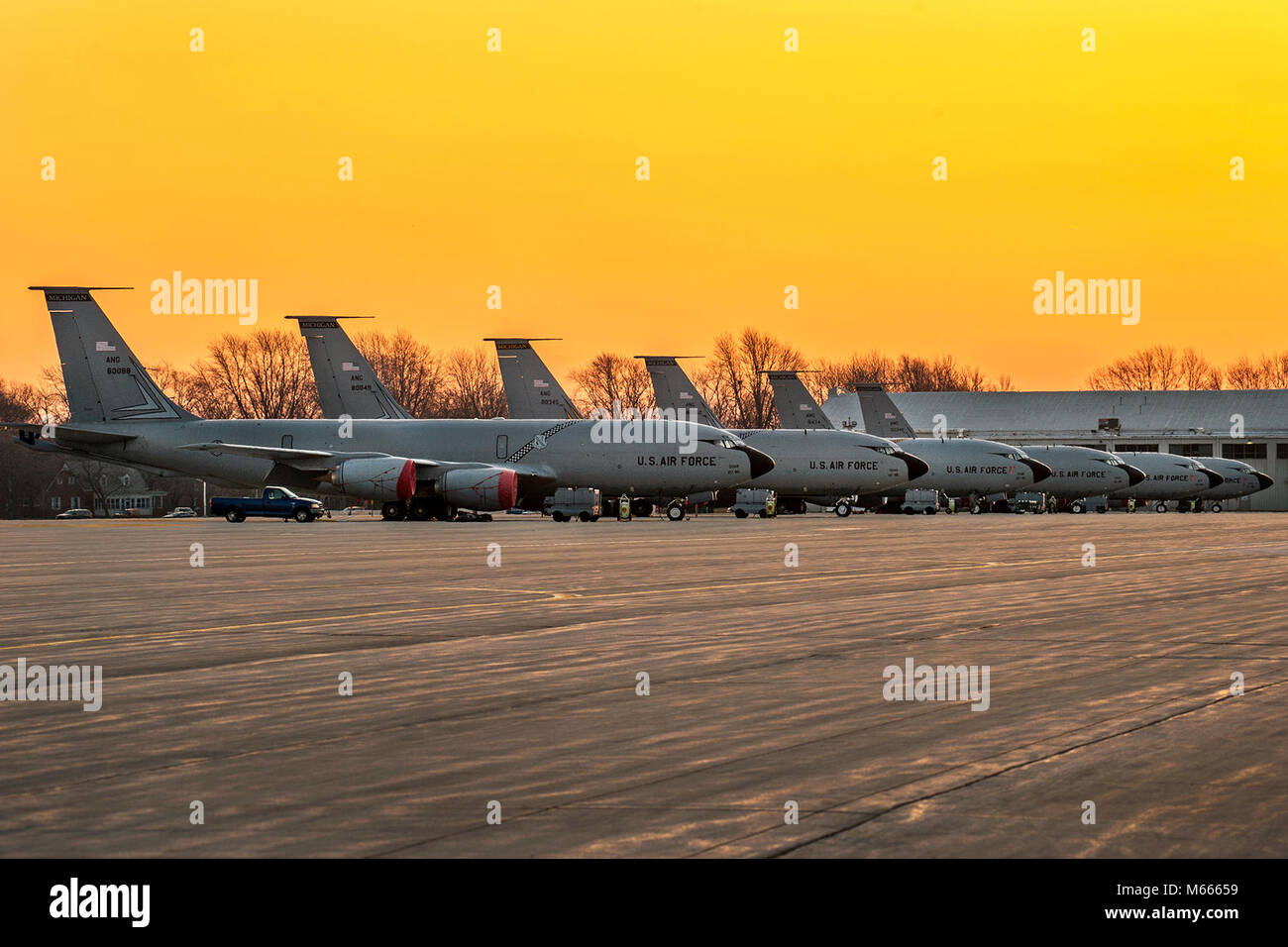 La base de la Garde nationale aérienne de Selfridges, Mich.-- 6 KC-135 Stratotanker actif de la 171e Escadron de ravitaillement en vol, 127e groupe de ravitaillement en vol, 127e Escadre ici, asseyez-vous à l'état dormant dans le service du matin jour briser ici aujourd'hui. Les membres du 171e Escadron de ravitaillement en vol ici, mener des missions de ravitaillement en vol à l'échelle nationale et internationale autour de l'horloge et l'une des deux missions effectuées par la 127e Escadre ici. Le 107e Escadron de chasse, 127e Division des enquêtes effectue le A-10 Thunderbolt II sol-air jet d'attaque et de la mission. (Air National Guard photo par Terry L. Atwell/libérés) Banque D'Images