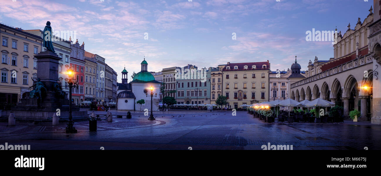 Panorama du centre-ville historique de Cracovie, Pologne la nuit Banque D'Images