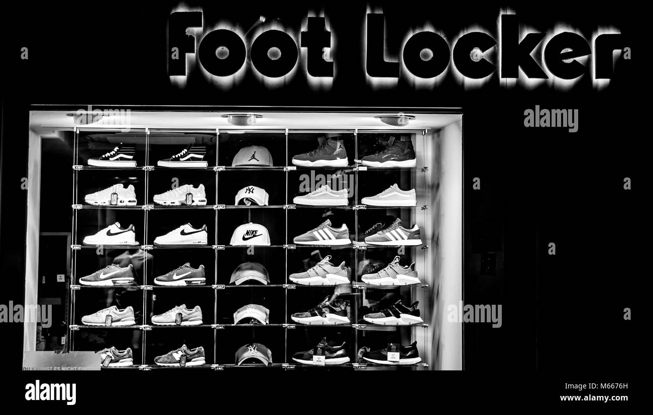 Graz, Autriche - 08.02.2018 : Affichage des chaussures et des casquettes de baseball avec store logo ci-dessus (noir et blanc) Banque D'Images