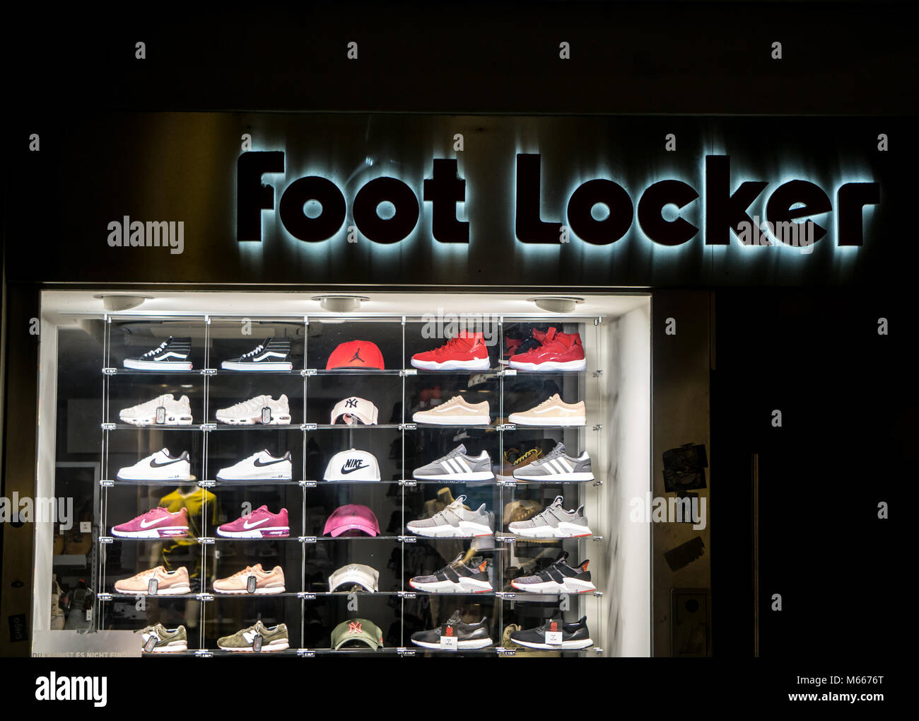 Graz, Autriche - 08.02.2018 : Affichage des chaussures et des casquettes de  baseball à la boutique de Graz Photo Stock - Alamy