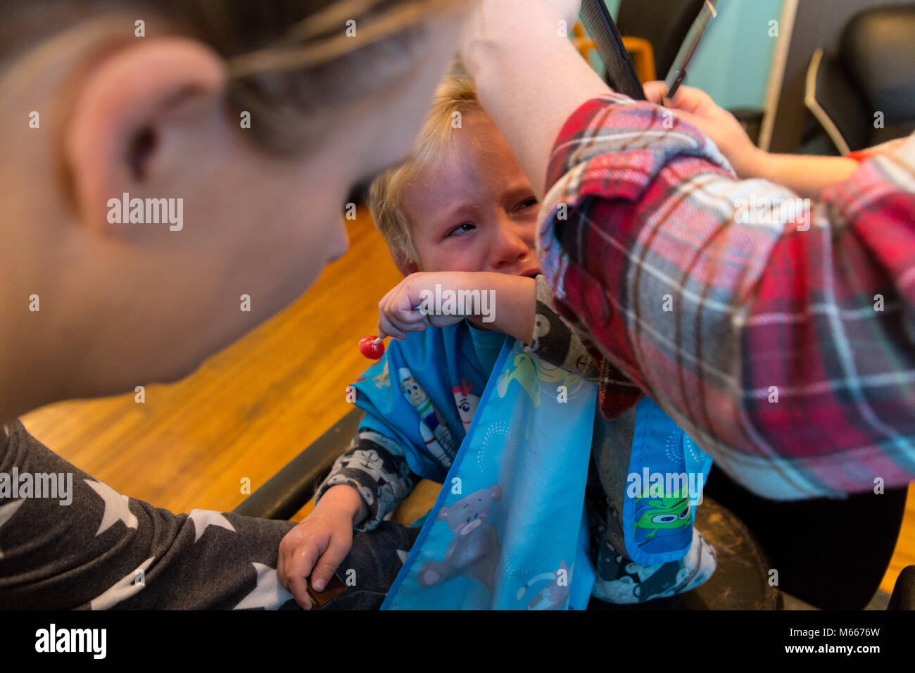 Bébé Garçon caucasien a couper les cheveux par un coiffeur comme sa maman Watches Banque D'Images