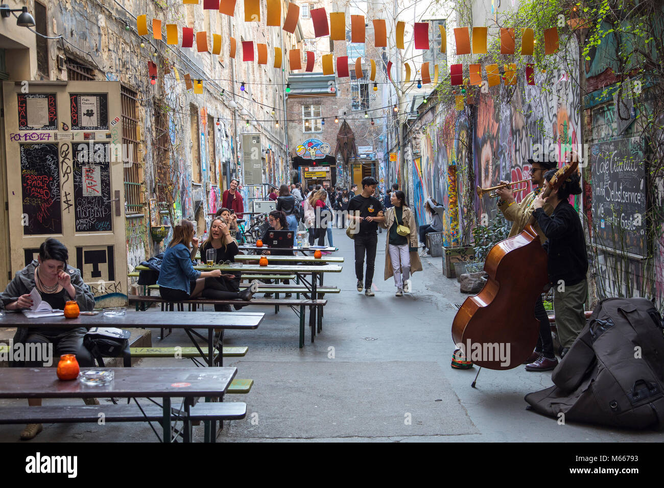 Cafe, pub, biergarten, musicien de rue, à Berlin-Mitte, par Hšfe Hackesche, Allemagne, Banque D'Images