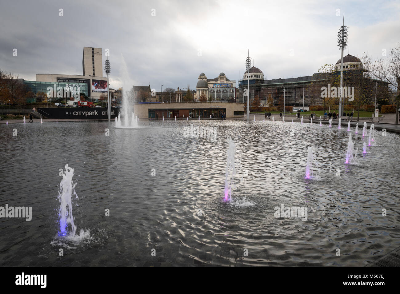 Parc de la ville de Bradford, avec la piscine miroir et, dans la distance à partir de la gauche, le Musée national des sciences et des médias, et l'ancien théâtre de l'Alhambra Ci Odeon Banque D'Images