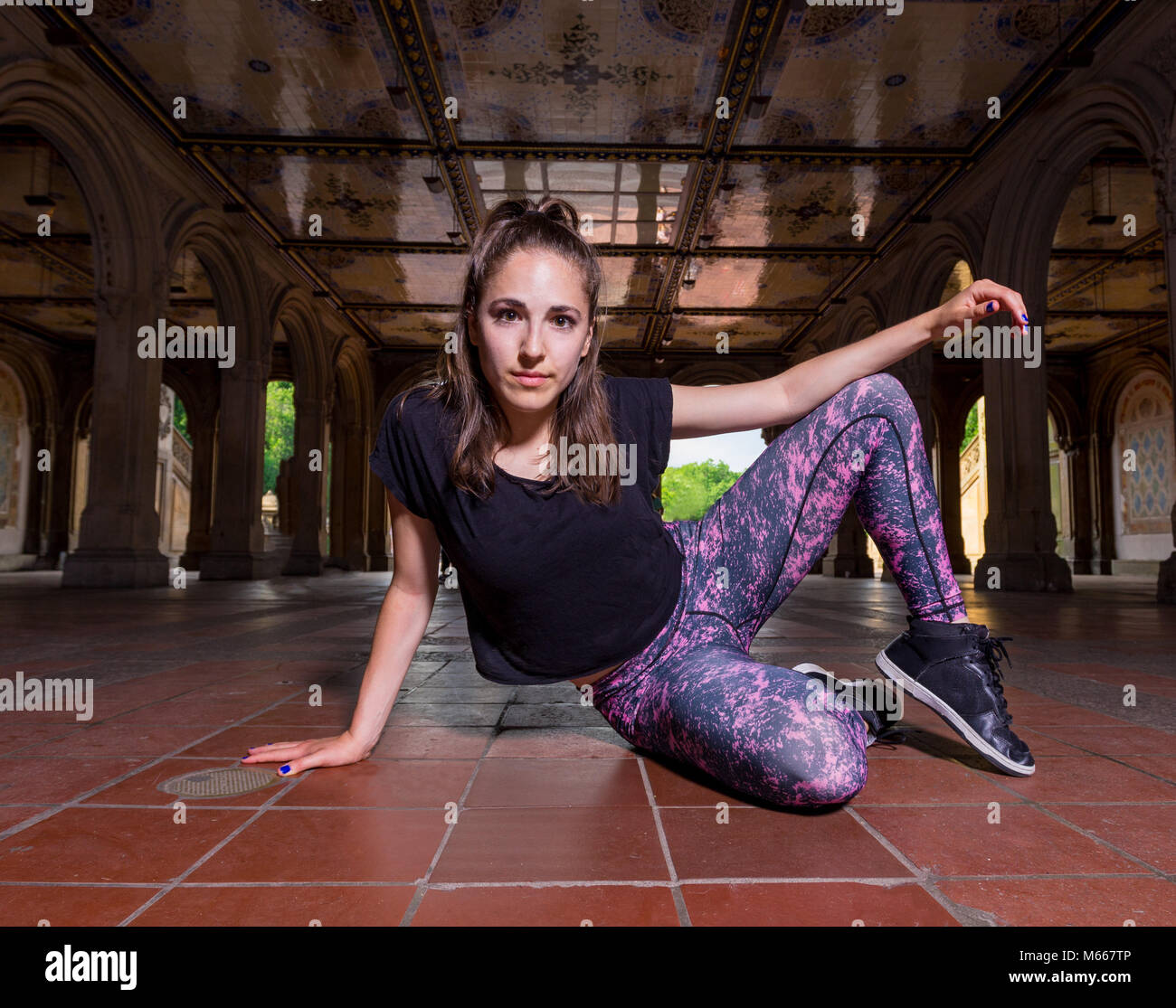 Young Caucasian Brunette Woman effectue la danse Hip hop dans le cadre du prêt-à-Porter 134 tuiles à Bethesda Arcade Banque D'Images