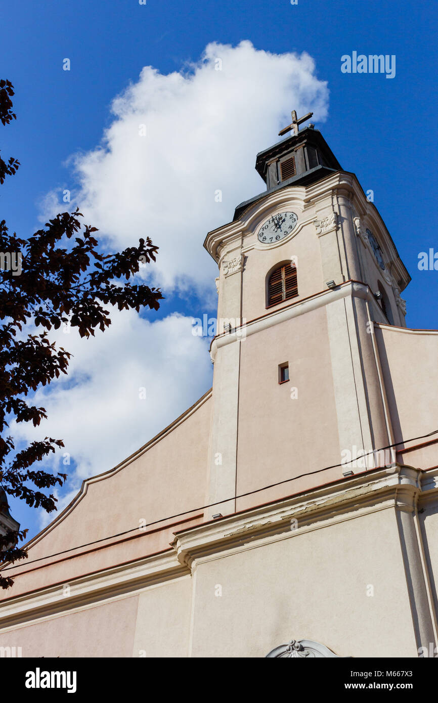 Vue sur le clocher avec l'horloge de l'Église catholique avec fond de ciel bleu. Banque D'Images