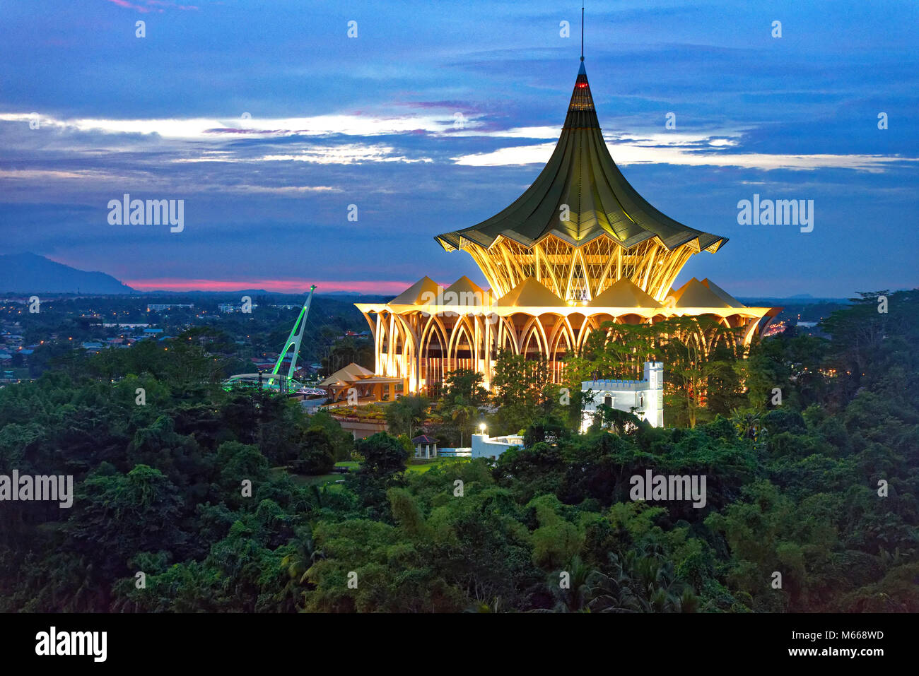 L'Édifice de l'Assemblée législative de l'État de Sarawak au crépuscule à Kuching, Sarawak, Malaisie Banque D'Images