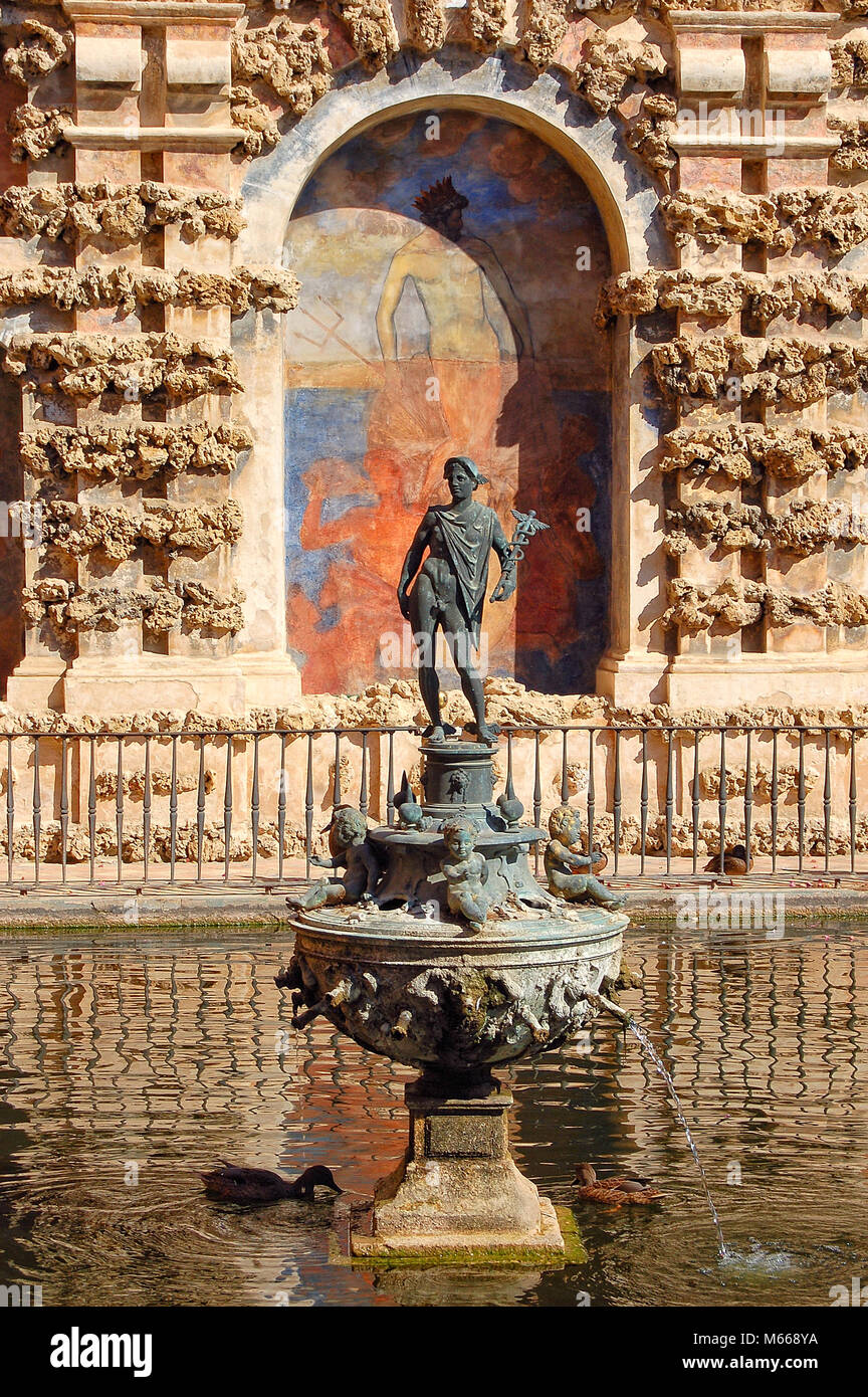 La figure du dieu Mercure dans l'un des étangs du Palais Royal (Alcazar) - Séville, Andalousie, Espagne Banque D'Images
