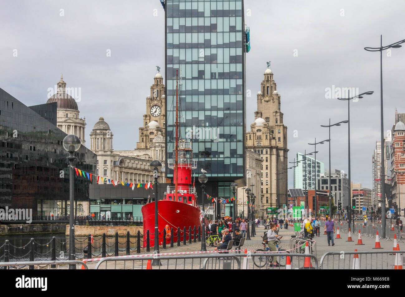 Vue vers le bas de la rue Strand avec light ship et Canning dock. Bâtiment moderne, Royal Liver Building en arrière-plan, Liverpool. L'Angleterre Banque D'Images
