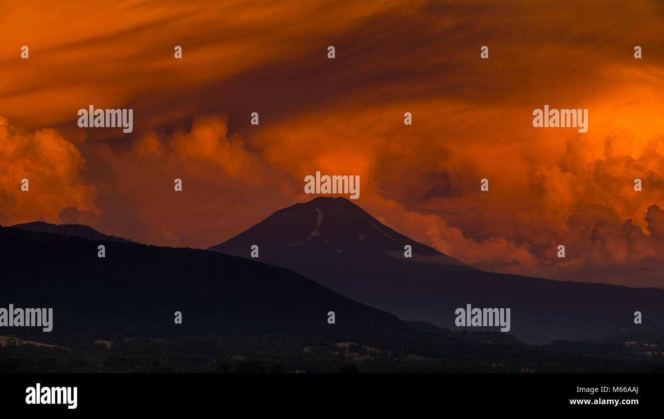 Volcan lonquimay y nubes de tormenta / volcan Lonquimay Banque D'Images