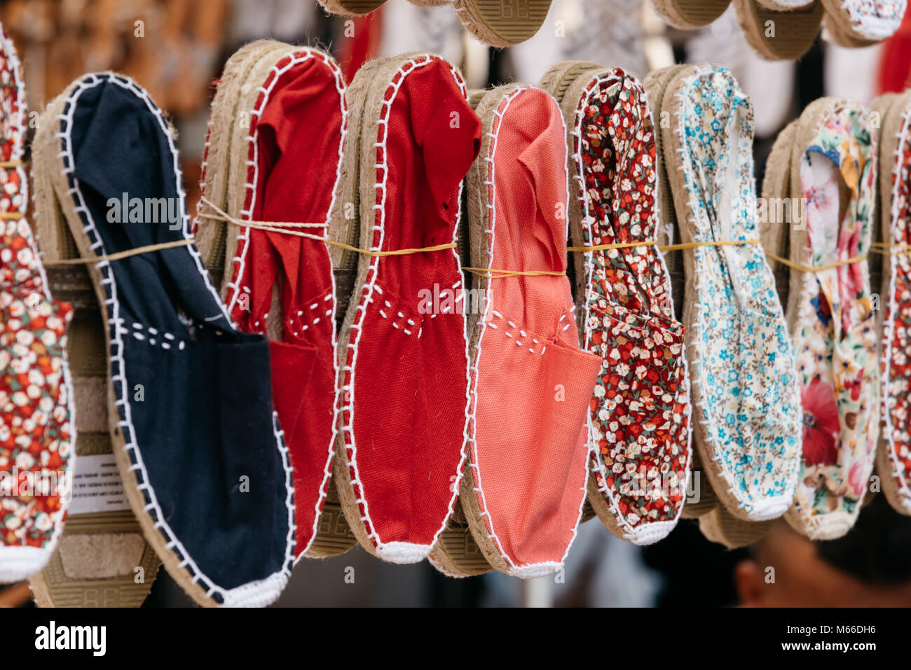 Espagnol à semelles de corde colorée à la main sandales ou espadrilles à market stall Banque D'Images