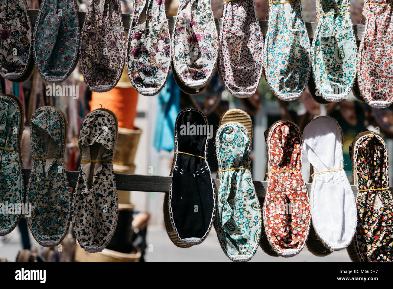 Espagnol à semelles de corde colorée à la main sandales ou espadrilles à  market stall Photo Stock - Alamy