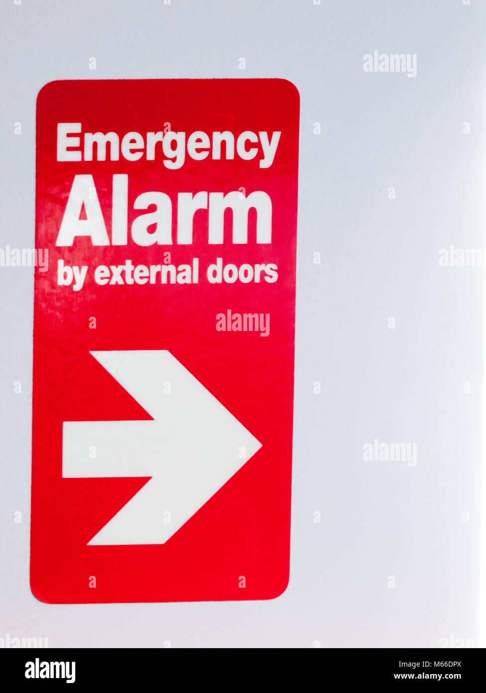 Close up of red sign avec alarme d'urgence direction par signe extérieur à l'intérieur de train ; Essex ; Angleterre ; uk Banque D'Images