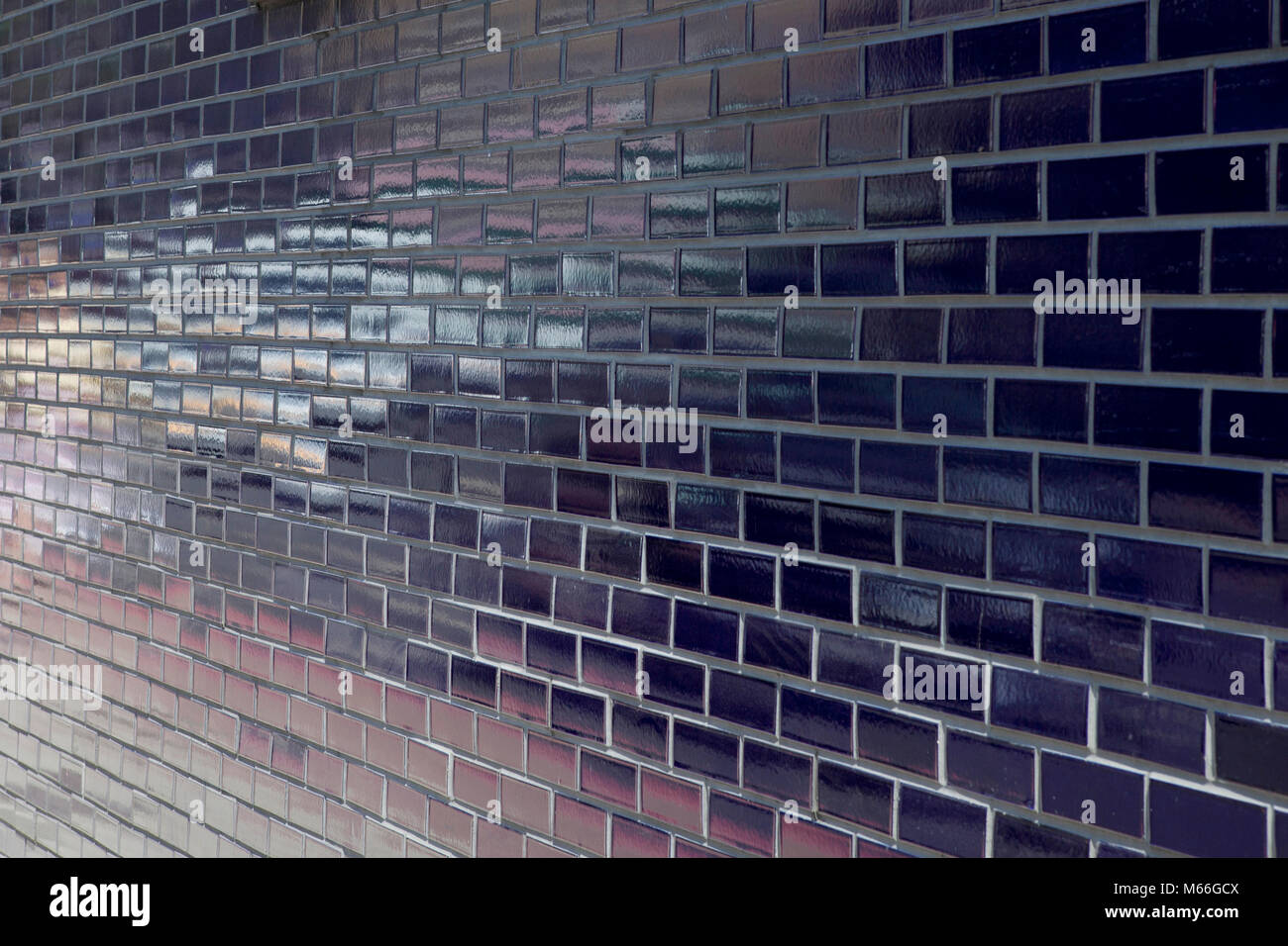 Formes abstraites et des réflexions profondes à carreaux bleus sur l'extérieur d'un immeuble à Londres Banque D'Images