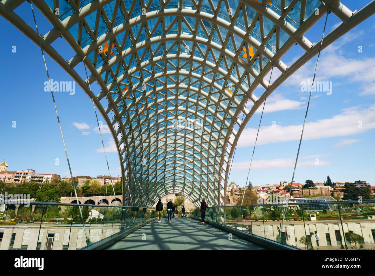 Pont moderne de la paix sur la rivière Kura conçu par Michele De Lu Banque D'Images