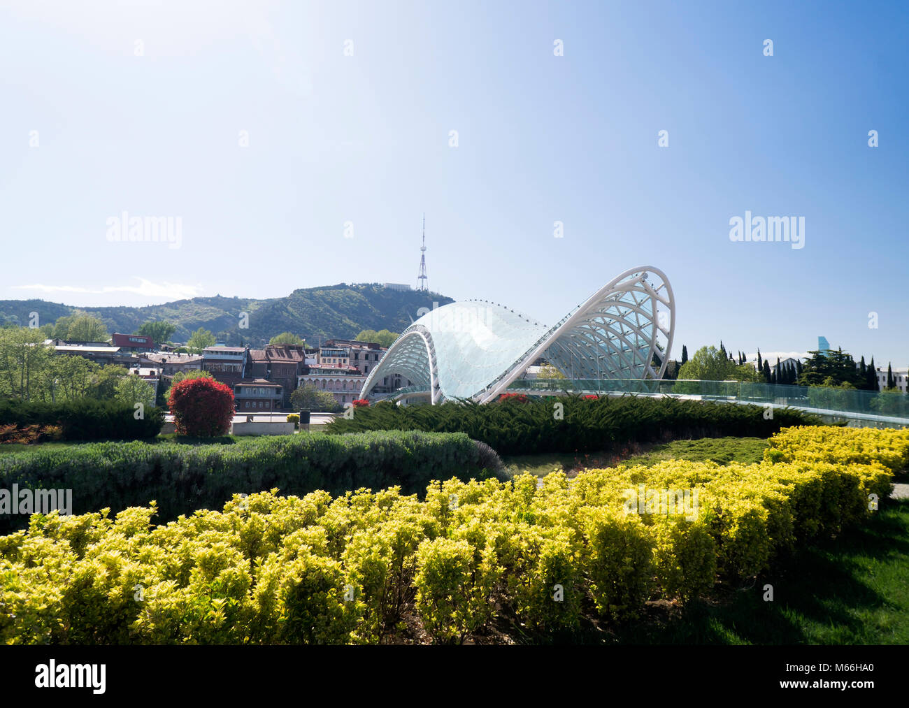 Pont moderne de la paix sur la rivière Kura à Tbilissi Banque D'Images