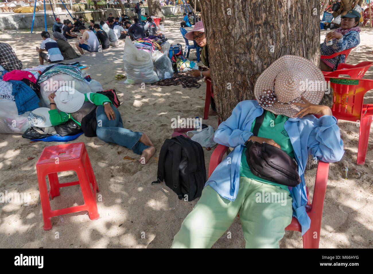 Bali, Indonésie - Août 24, 2016 non identifié : les vendeurs balinais sarong ayant reste dans l'ombre sur la plage. Banque D'Images