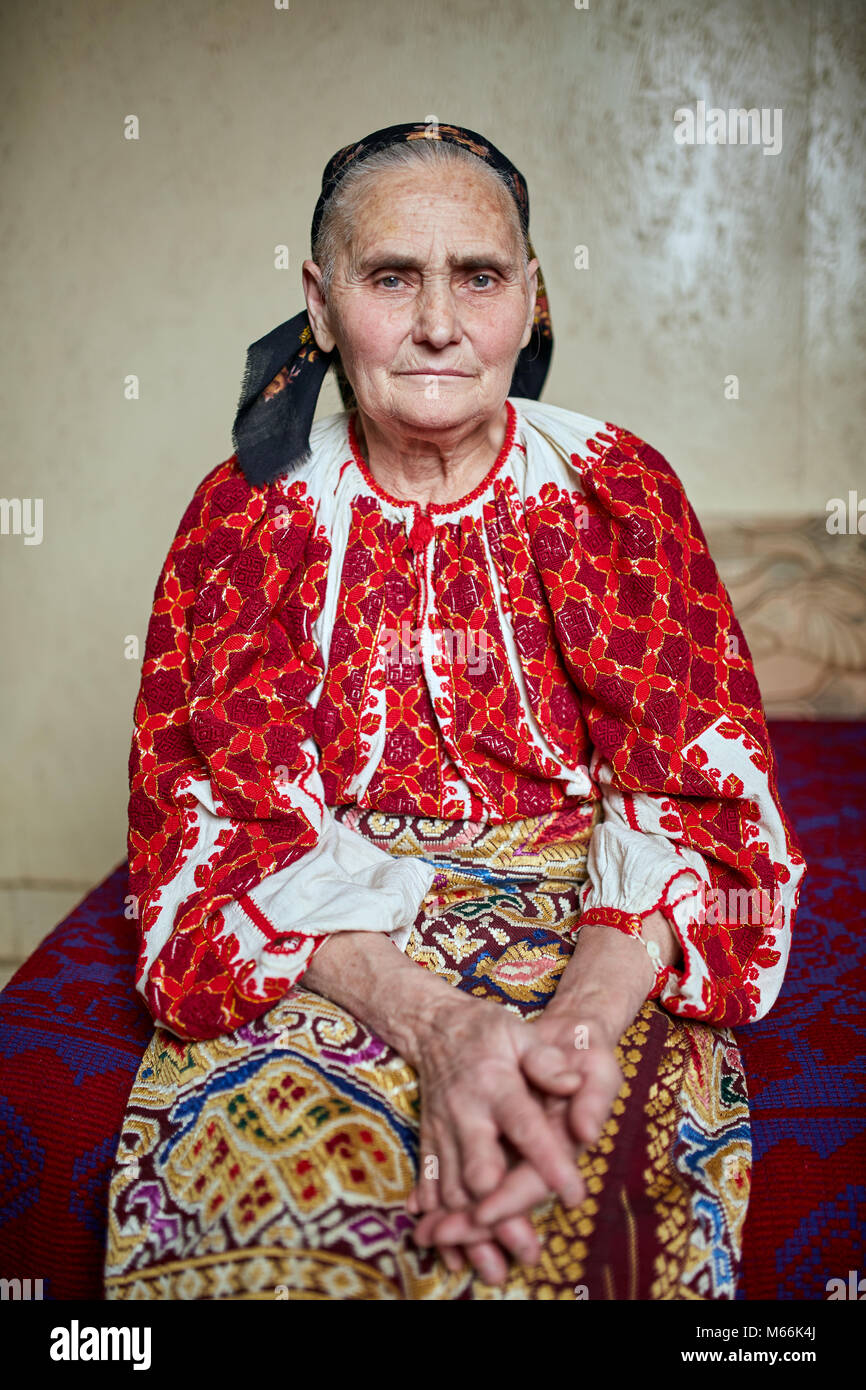 Vieille Femme Roumaine en costume traditionnel Banque D'Images