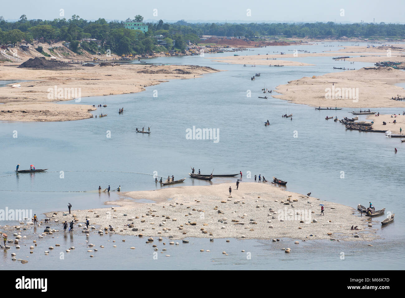 Dawki, Inde - 15 mai 2017 : les touristes indiens équitation bateaux sur Umngot Dawki rivière près du village, Meghalaya, dans le Nord Est de l'Inde Banque D'Images