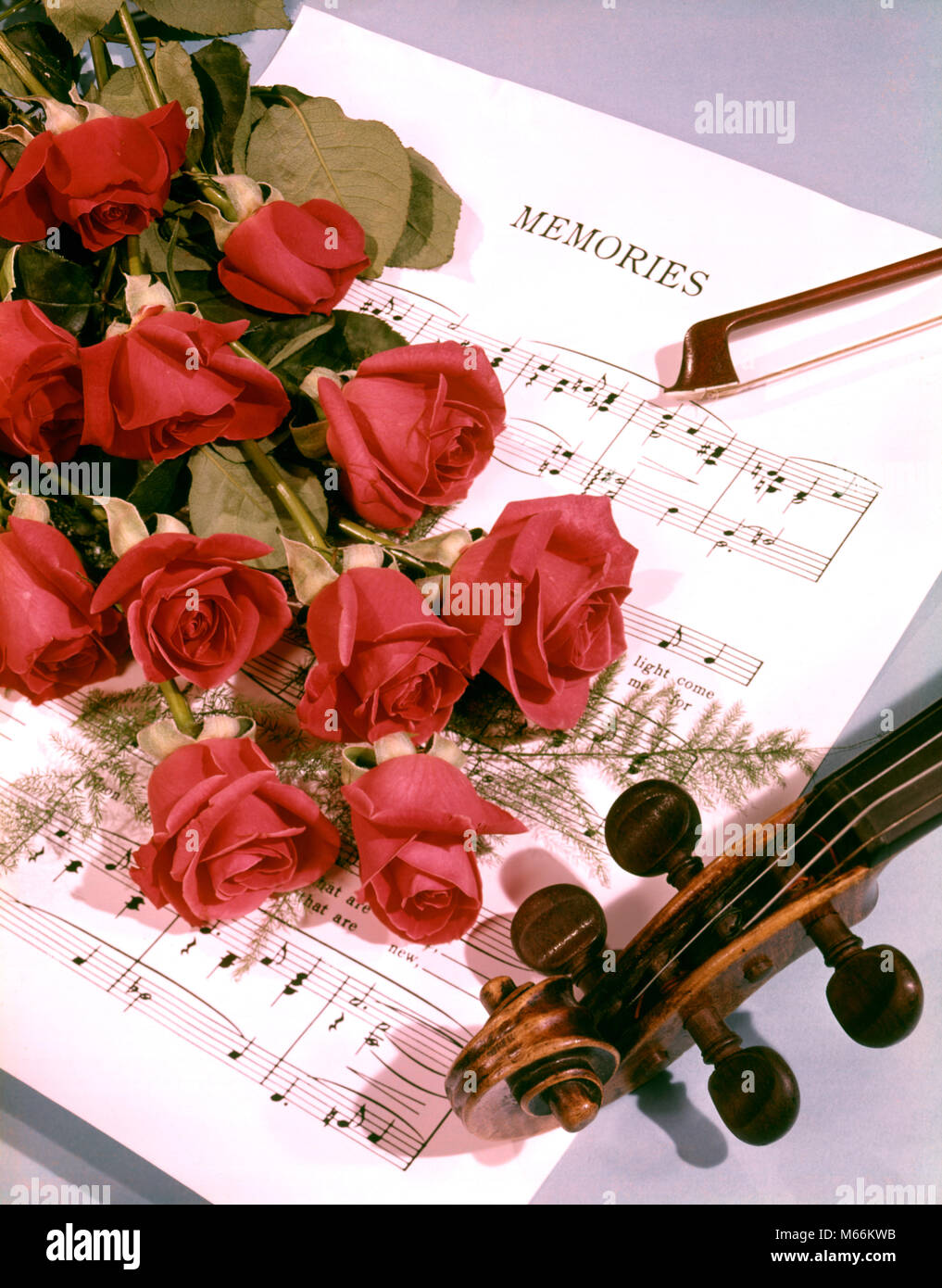 1960 Fleurs de vie ENCORE PARTITIONS VIOLON SOUVENIRS roses rouges - kf2575 HAR001 RÉMINISCENCE HARS Banque D'Images