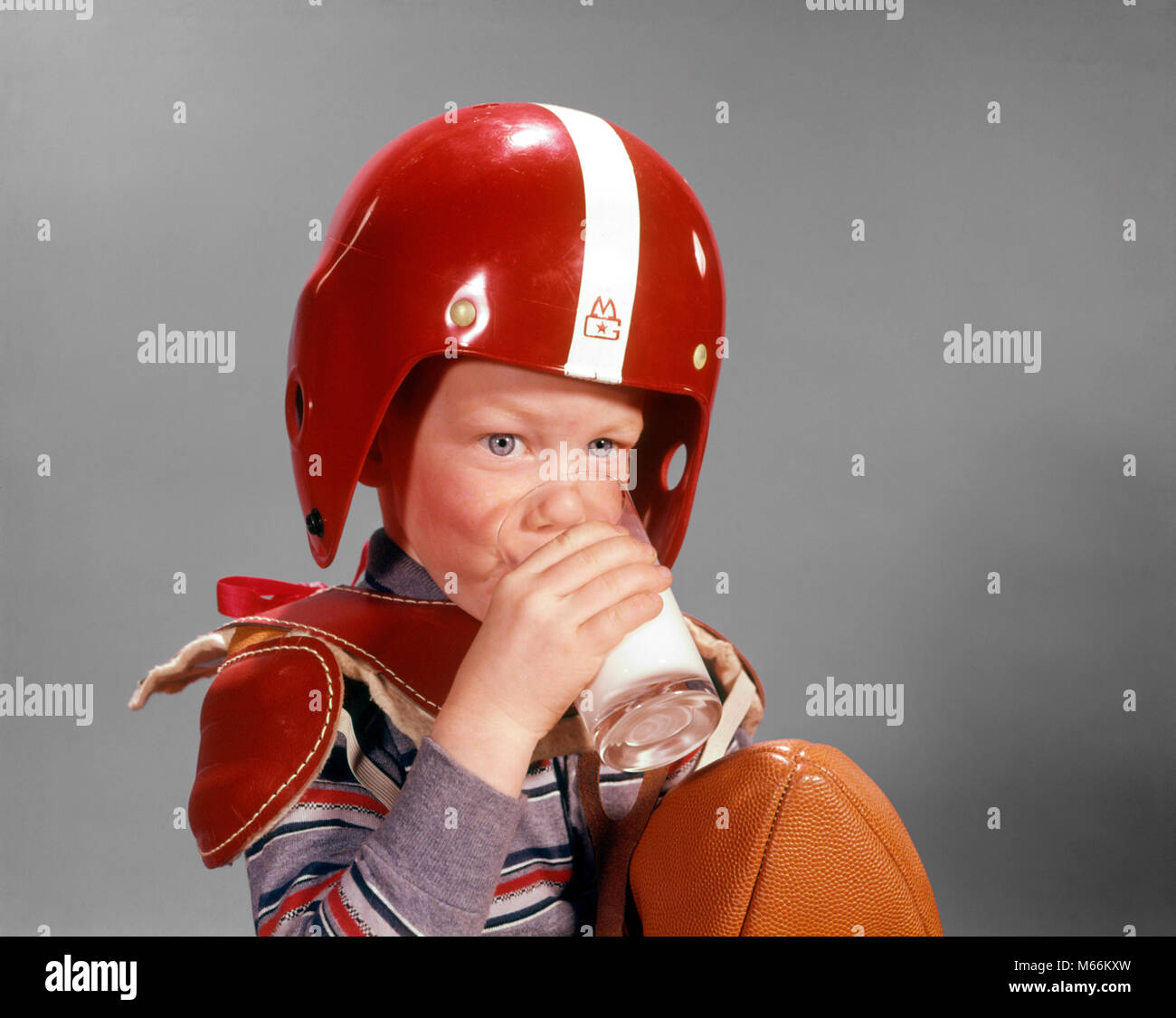 1960 BOY DRINKING GLASS PORTER LAIT FOOTBALL HELMET ET D'ÉPAULIÈRES - kf3708 HAR001 HARS NOSTALGIE 3-4 ans 5-6 ans LA TÊTE ET LES ÉPAULES BIEN-ÊTRE BOISSONS NUTRITION LIQUIDE PROTECTION NOURRIR LA CROISSANCE DES PLAQUETTES SPORT BALLE NUTRITIFS NOURRITURE juvéniles mâles soif soif l'origine ethnique caucasienne produit laitiers VERRE DE LAIT Old Fashioned Banque D'Images