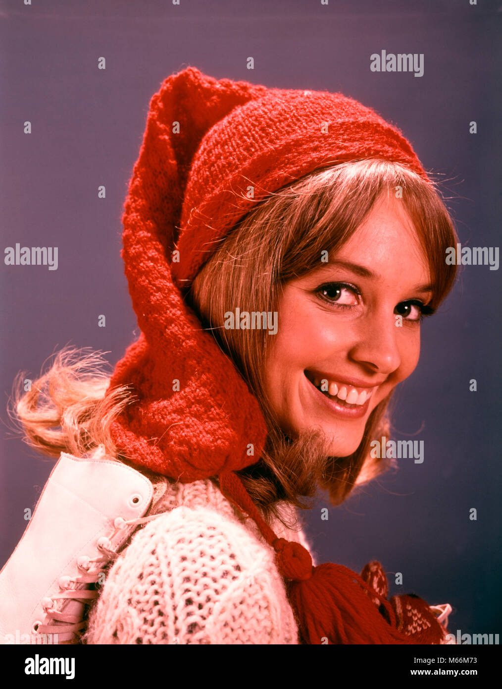 1960 JEUNE FEMME avec des patins à glace et les chandails de laine HAT LOOKING AT CAMERA - kg3793 HAR001 HARS MESDAMES GROWN-UP NOSTALGIE HIVER CONTACT OCULAIRE 20-25 ANS SAISON HIVER BRUNETTE JEUNE BONHEUR TÊTE ET ÉPAULES Loisirs Loisirs joyeuse excitation 18-19 ANS JOYEUX SOURIRES PERSONNES ADULTES YOUNG ADULT WOMAN Portrait de l'origine ethnique des patins à glace à la caméra À DES PERSONNES À L'ANCIENNE Banque D'Images