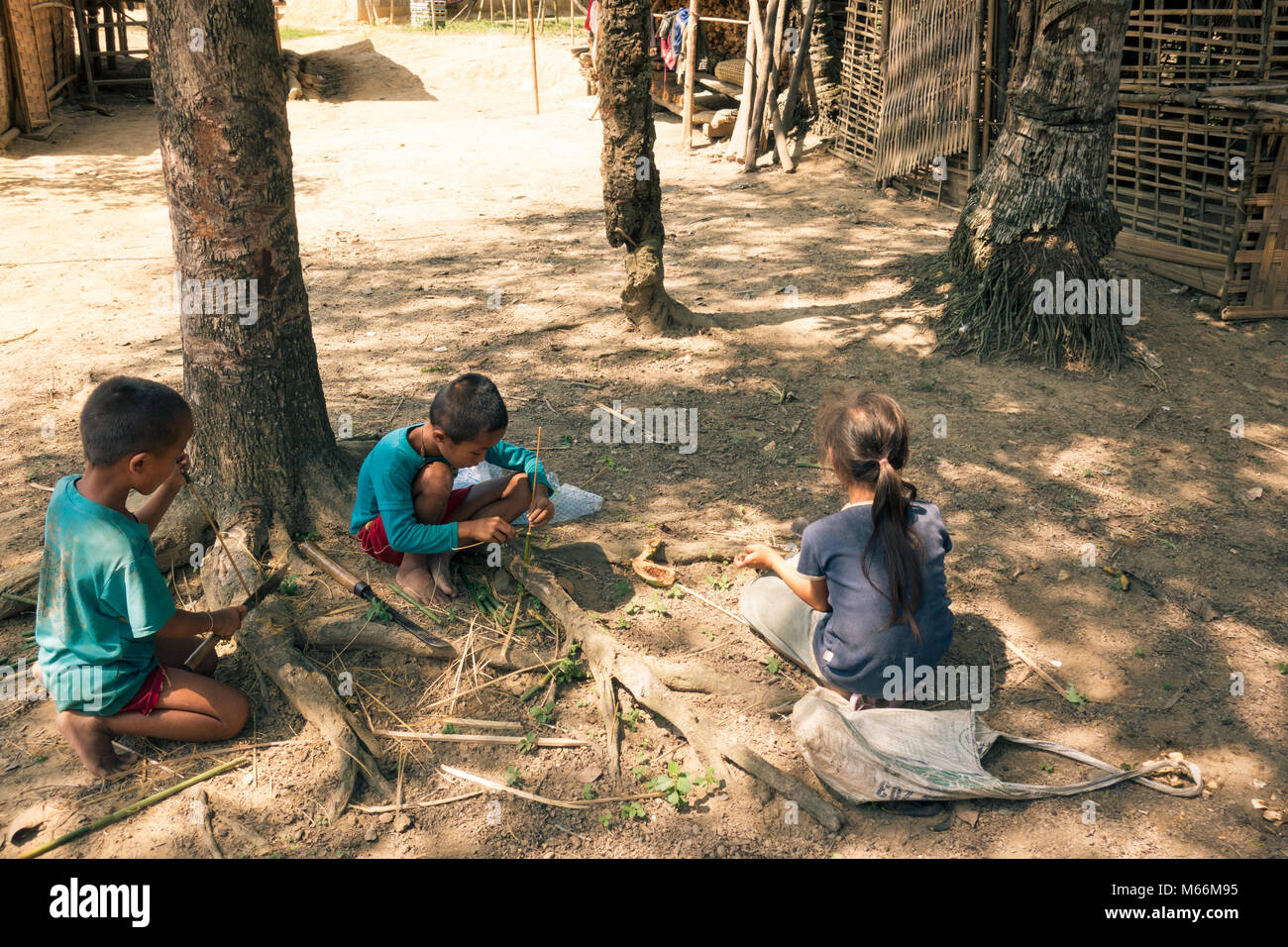 Enfants ethnique faisant ainsi dans un petit village tribal juste à côté de la rivière Nam Ou au Laos. Banque D'Images