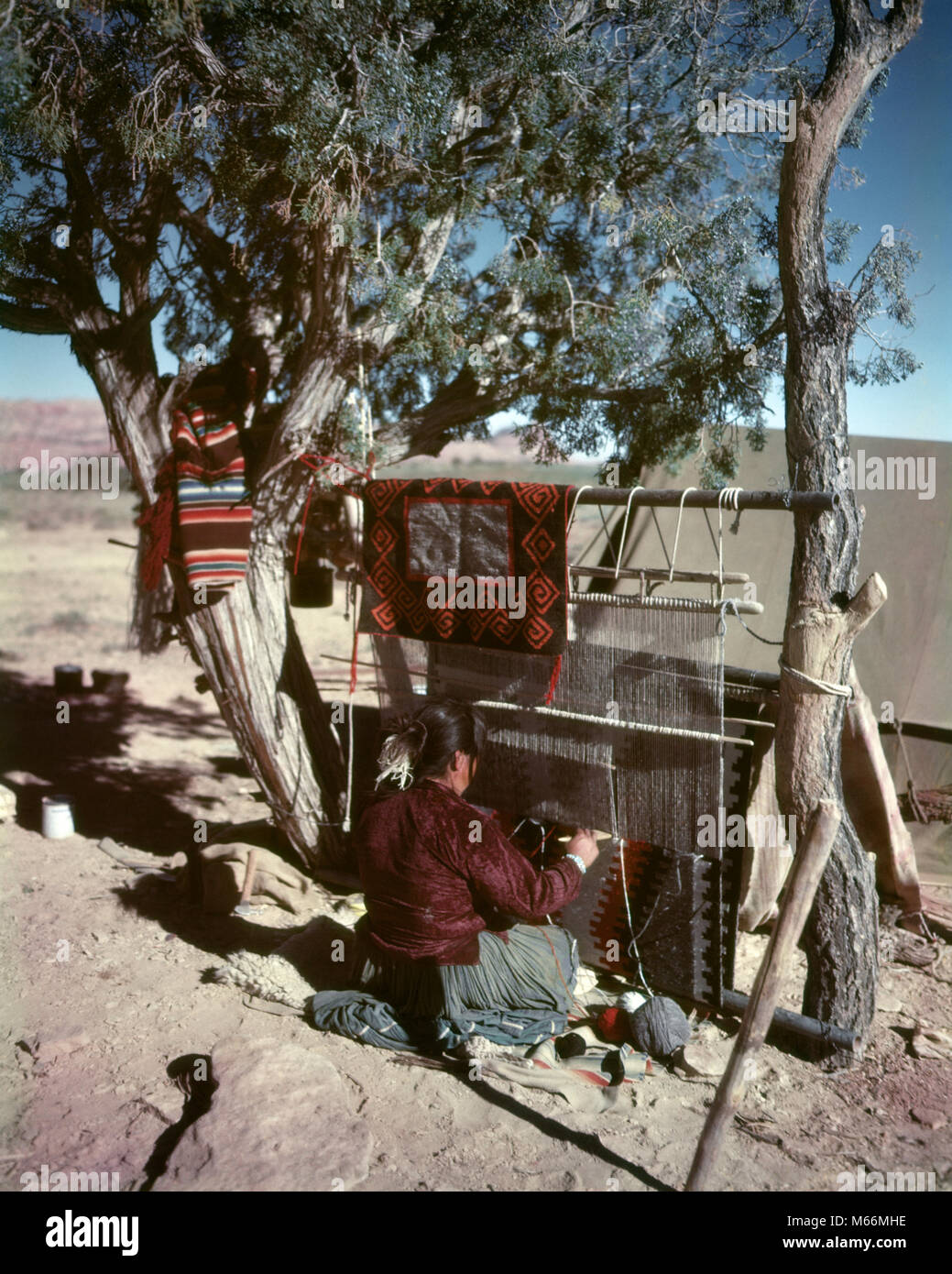 1950 NAVAJO NATIVE AMERICAN WOMAN AT THE LOOM WEAVING BLANKET CAMERON ARIZONA USA - ki10989 CPC001 TISSAGE TISSER HARS CAMERON PROFESSIONS OLD FASHIONED PERSONNES Banque D'Images