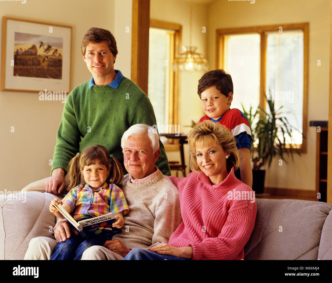 1980 FAMILY SITTING ON COUCH TROIS GÉNÉRATIONS - kj11093 DEG002 HARS, SOEUR DE LA TABLE DES JEUNES GÉNÉRATIONS COMMUNICATION HAPPY MULTI-FILS GRANDS-PARENTS LA JOIE DE VIE cinq femelles parentales 5 frères GRANDS-PARENTS ACCUEIL SANTÉ GROWNUP MARI EXEMPLAIRE DE LA VIE DES GENS DE L'ESPACE ENFANTS demi-longueur d'AMITIÉ MESDAMES FILLES grown-up à l'intérieur de mêmes parents CONFIANCE SENIOR MAN SOEURS SENIOR ADULTE NOSTALGIE PÈRES MARI ET FEMME UNITÉ CONTACT OCULAIRE 3-4 ans 35-40 ans 40-45 ans maris et femmes maîtresse de 5-6 ans JEUNE FEMME AU FOYER DU BONHEUR MAMANS PAPAS GÉNÉRATION FIERTÉ TRIO Banque D'Images