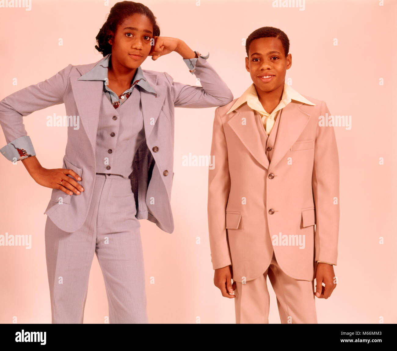 Années 70, deux adolescents américains africains UN GARÇON DANS UN COSTUME BEIGE ET DE JEUNE FILLE DANS UN COSTUME PANTALON BLEU STANDING TOGETHER LOOKING AT CAMERA - kj6988 HAR001 PANTALON HARS HEUREUX JOIE VIE FEMMES BROTHERS STUDIO SHOT ACCUEIL ESPACE ENFANTS LES GENS DE LA VIE EXEMPLAIRE DE MI-LONGUEUR AMITIÉ ADOLESCENTE TEENAGE BOY INDOORS FRÈRES SOEURS VEST NOSTALGIE UNITÉ EYE CONTACT 13-15 ans 16-17 ans STYLES GAIES africains-américains africains-américains NOIR ETHNIQUE AFRO-AMERICAN NOIR ORIGINE AMÉRICAINS AFRICAINS AFRICAN AMERICAN PRIDE FORTE CROISSANCE SŒUR SOURIRE JOYEUX CONNEXION COOPÉRATION MODE D'ADOLESCENTS EN TROIS pièces Banque D'Images