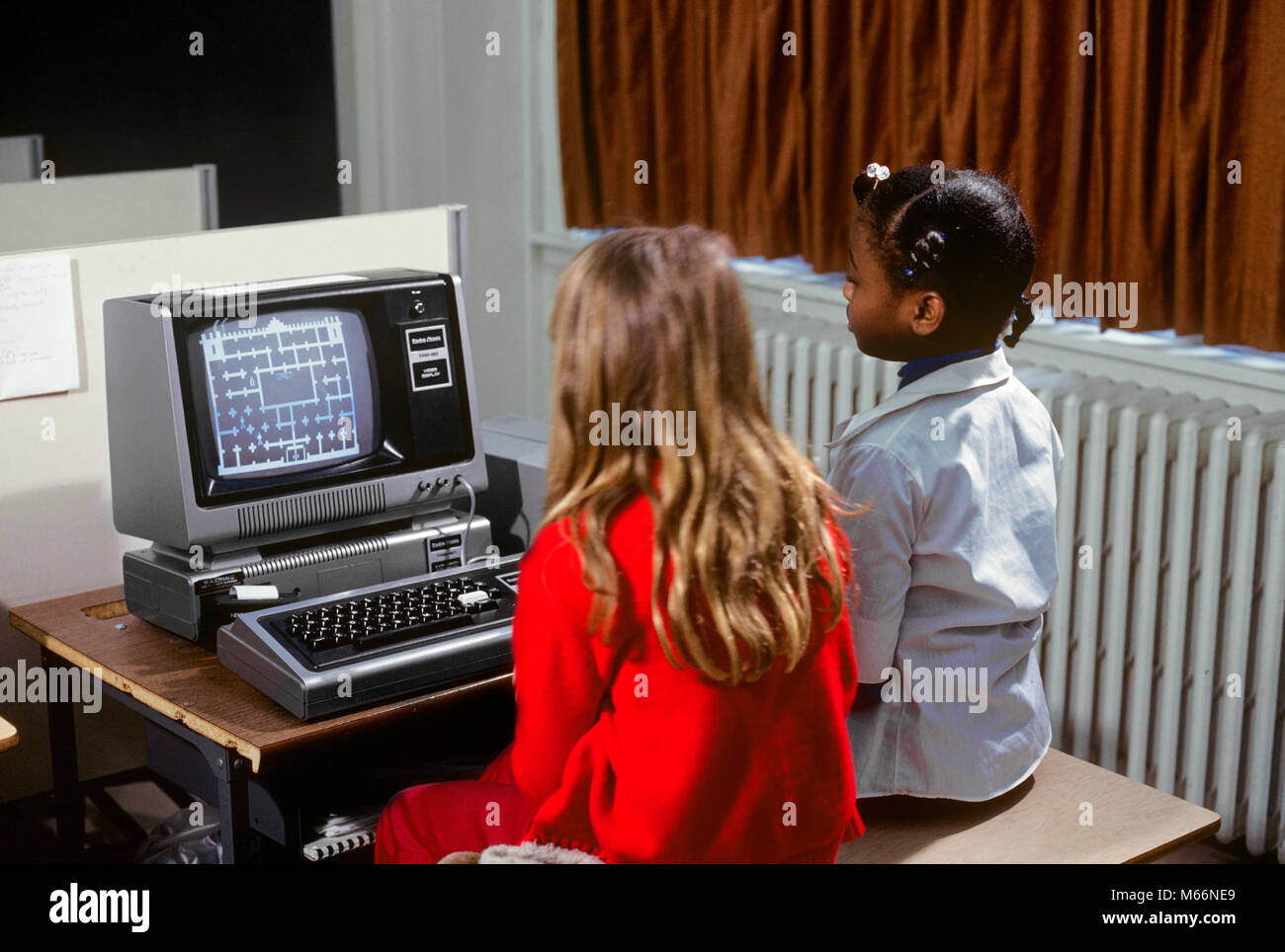 Années 80, DEUX JEUNES FILLES L'informatique en jouant sur l'écran Jeu - ks22165 VAL001 CONFIANCE SOLIDARITÉ HARS NOSTALGIE ÉCOLES SUCCÈS 5-6 ANS DÉCOUVERTE DÉTENTE AVENTURE GRADE africains-américains africains-américains l'EXCITATION DE RÉSEAUTAGE DES PROGRÈS DES CONNAISSANCES DES LOISIRS NOIR ORIGINE AMÉRICAINS AFRICAINS AFRICAN AMERICAN OCCASION PRIMAIRE CROISSANCE HIGH TECH APPAREIL ÉLECTRIQUE Collaboration Communiquer Surveiller l'École de catégorie K-12 juvéniles high-tech de l'origine ethnique caucasienne MAZE OLD FASHIONED PERSONNES Banque D'Images