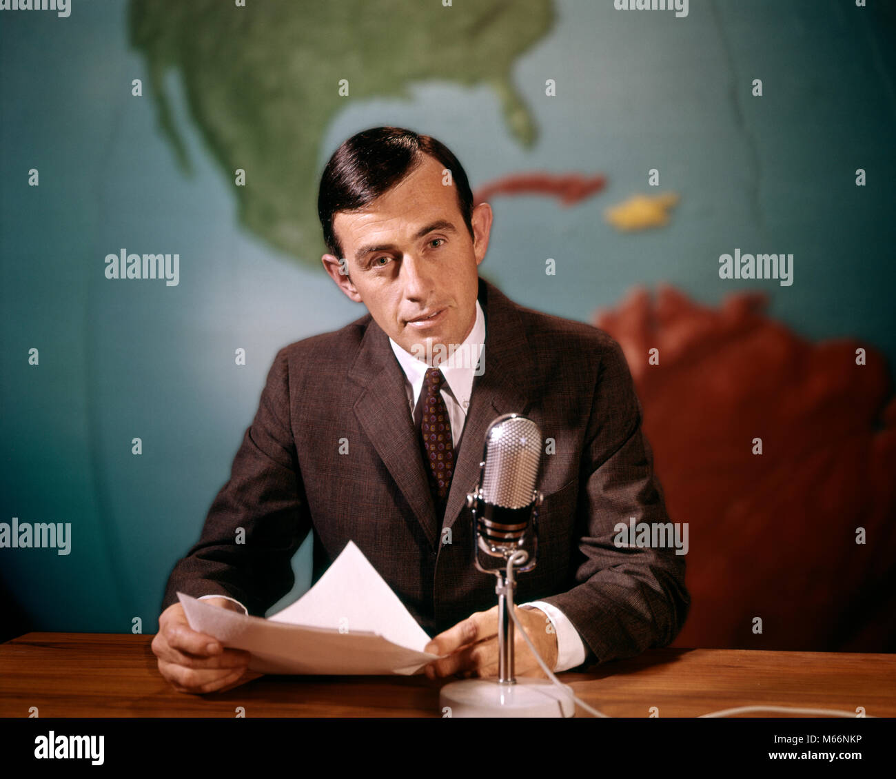 1960 NEWSMAN LA LECTURE DES NOUVELLES DES JOURNAUX PARLANT AU MICRO LOOKING AT CAMERA - KT7199 HAR001 à l'INTÉRIEUR DE LA STATION DE RECHERCHE DE DIVERTISSEMENT PROFESSION CONTACT VISUEL NOSTALGIE 25-30 ans 30-35 ans 35-40 ans OCCUPATION LIBERTÉ INTERPRÈTE CARRIÈRES AUTORITÉ CONNAISSANCES CONNEXION artiste artistes ARTISTES ACTEURS COMMUNIQUER RAPPORTS COMMUNICATIONS IDÉES MI-hommes mi-homme adulte ADULTES NEWSMAN annonçant l'origine ethnique caucasienne de commentateur à la caméra à l'ANCIENNE PROFESSION PERSONNES Banque D'Images