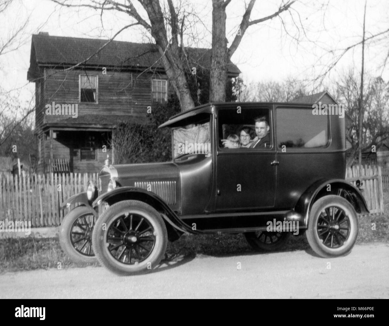 Années 1920 VUE DE CÔTÉ DANS LA FAMILLE Ford Modèle T GARÉ EN FACE DE LA MAISON RURALE AVEC FENCE LOOKING AT CAMERA - m9154 HAR001 parents femelles HARS ARCHITECTURE RURALE RAPPORT ÉTAIN MARIÉS MARI CONJOINT VIE ACCUEIL ESPACE COPIE DE LUXE MESDAMES FILLES BÂTIMENTS TRANSPORT AUTOMOBILE ROUES FAMILLES NOSTALGIE UNITÉ CONTACT oculaire de 20 à 25 ans 25-30 ans 3-4 ans 30-35 ans 5-6 ans Femmes STRUCTURE DE LA TÊTE ET DES ÉPAULES LA PROPRIÉTÉ AUTOS AUTOMOBILE AUTOMOBILE PARENTAL ANNÉES 20 ANNÉES FOLLES RELATIONS CONNEXION ÉDIFICE AUTOMOBILES PETIT GROUPE DE PERSONNES MOTORIST NOUVELLE VOITURE MINEURS LIZZIE Banque D'Images