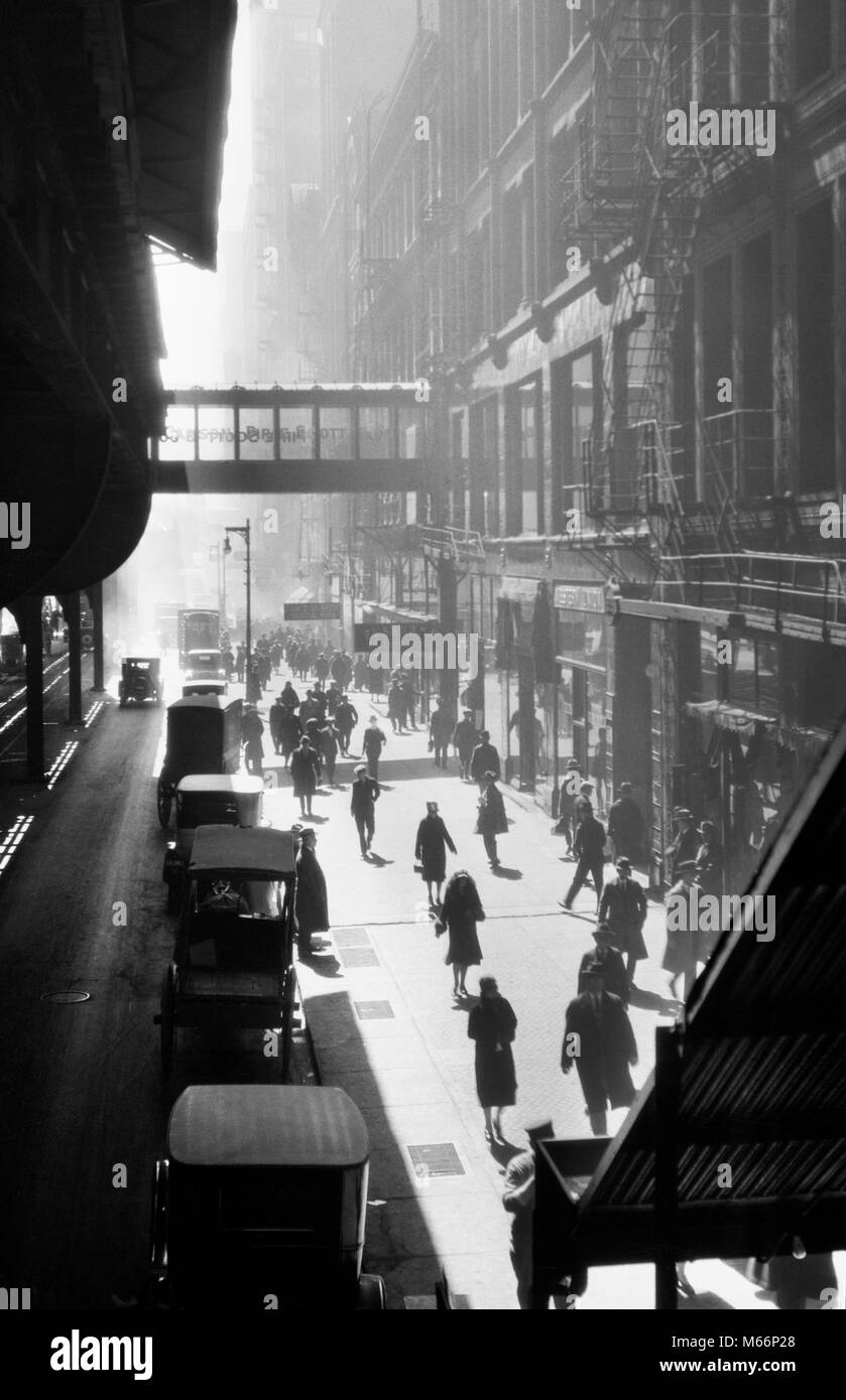 1970 La silhouette anonyme les piétons circulant sur les trottoirs avec des voitures garées le long de la Bordure surélevée SOUS NEW YORK CITY USA - o3563 LEF001 MYSTÈRE HARS MANHATTAN HISTOIRE DE VIE FOULES FEMELLES UNITED STATES COPIE ESPACE MESDAMES BOUTIQUES UNITED STATES OF AMERICA TRANSPORT AUTOMOBILE PIÉTONS NY NOSTALGIE GARÉ AMÉRIQUE DU NORD SHOPPERS HISTORIQUE RÊVES CENTRE URBAIN piétonnier de la chaussée de l'angle haute silhouette d'AUTOMOBILES LE LONG DES TROTTOIRS VERTICAL GOTHAM NEW YORK NYC AUTOMOBILE REVÊTEMENTS AUTOMOBILES VILLES trottoir surélevé NEW YORK CITY PROMENADE ANONYME SOUS LES MÂLES APRÈS-MIDI B&W BIG APPLE rétroéclairé Banque D'Images