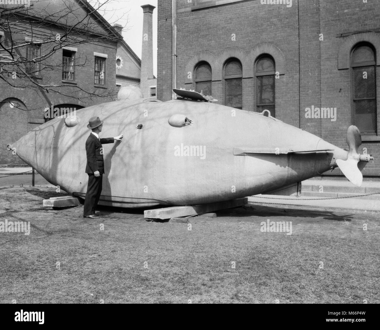 1930 Homme debout à côté de l'ANCIEN SOUS-MARIN DE 1864 L'INTELLIGENT WHALE BROOKLYN NAVY YARD NEW YORK CITY USA - q37778 CPC001 HARS NYC NEW YORK VILLES HIGH TECH NEW JERSEY NEW YORK HOMMES 1864 GUERRE CIVILE AMÉRICAINE B&W BIG APPLE NOIR ET BLANC Brooklyn Navy Yard LE WHALE MUSEUM DE LA MILICE DU NEW JERSEY à l'ancienne Garde nationale ODDITY PERSONNES MER GIRT FORME BALEINE Banque D'Images